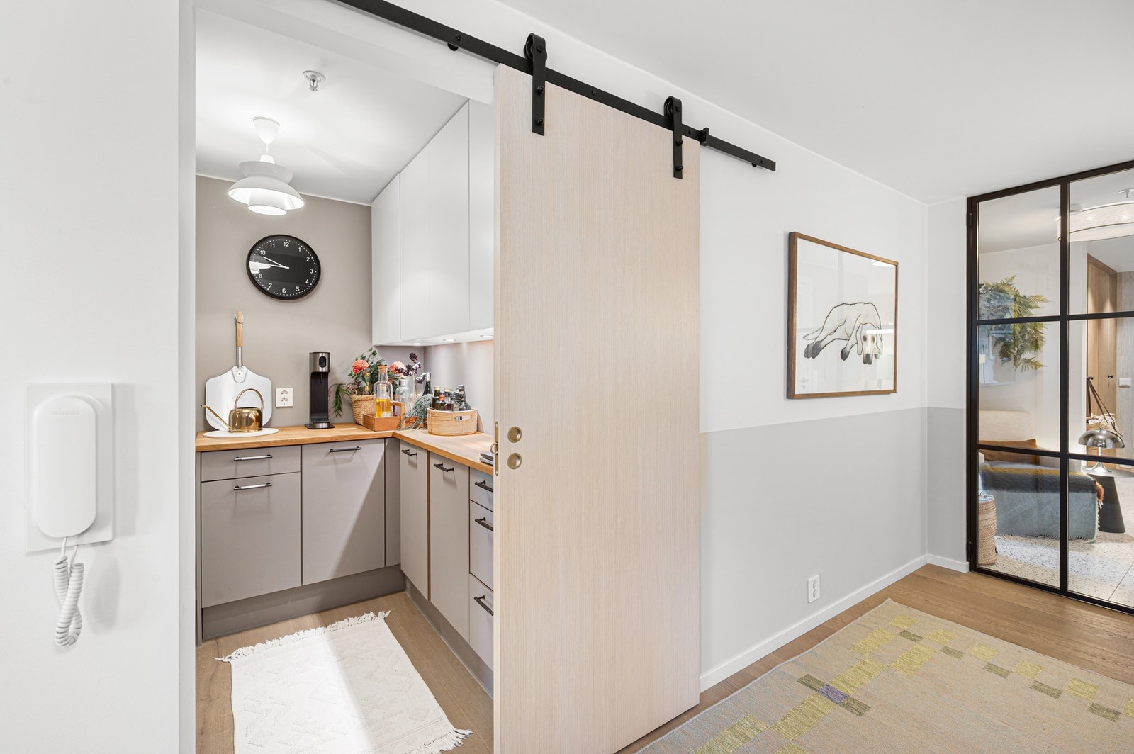 Praktisk anretning på 4,5 kvm i tilknytning til kjøkken. Galleribilde