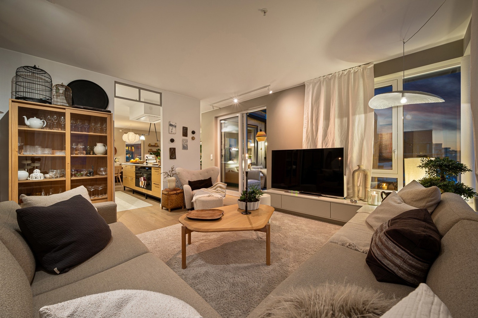 Det medfølger 2 stk. parkeringsplasser i oppvarmet parkeringskjeller. Galleribilde