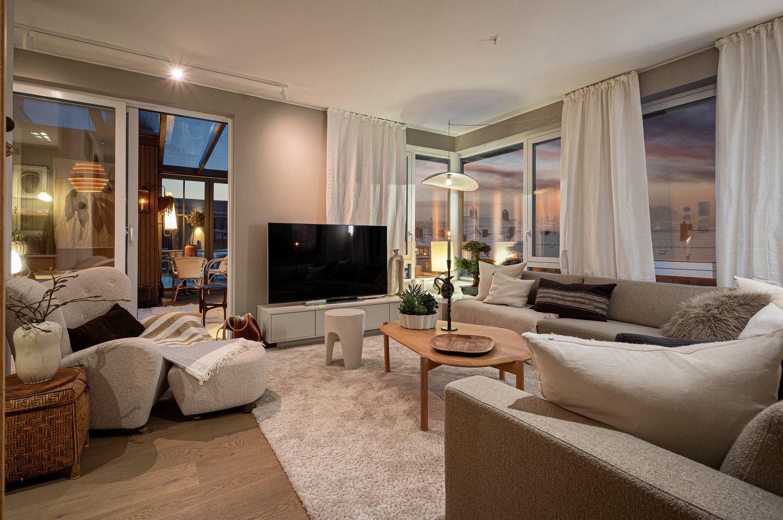 Delikat stue med gode møbleringsmuligheter for store sittegrupper. Galleribilde