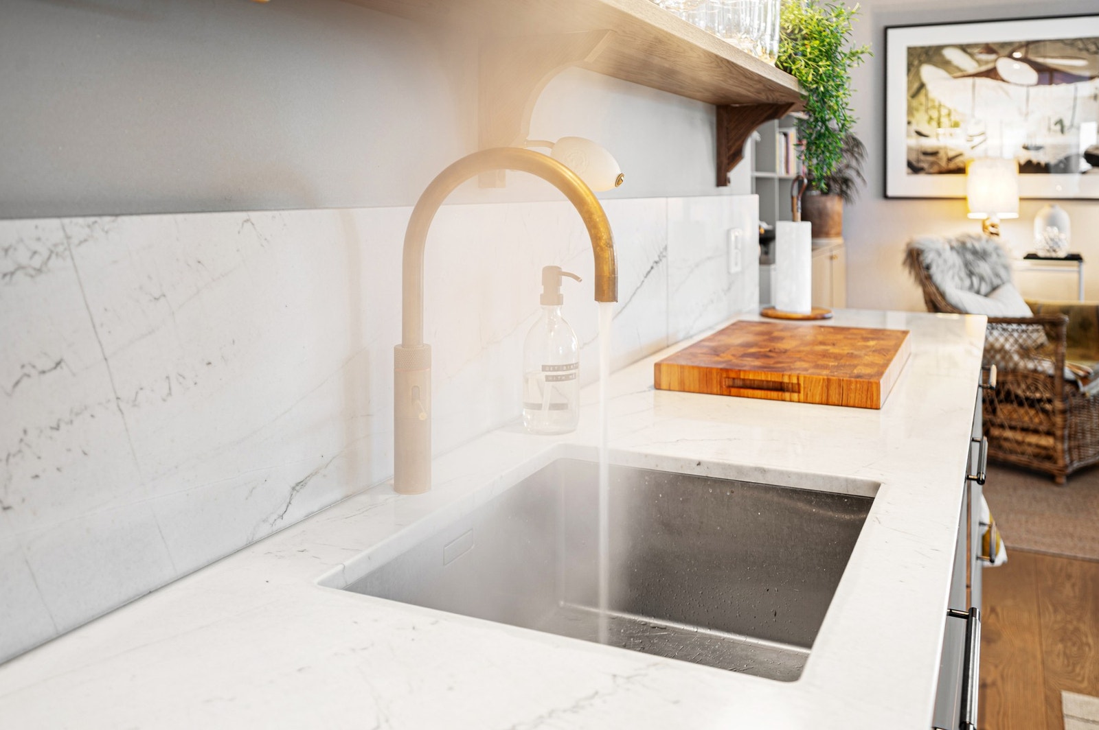 Stilrent kjøkken i elegant stil med Quooker vannkoker. Galleribilde