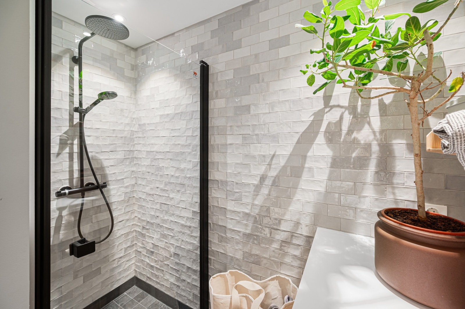 Baderommet har dusjsone med regndusj. Galleribilde