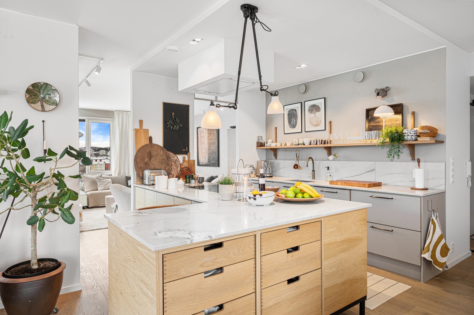 Kjøkkeninnredning med stilrene fronter og benkeplater av stein. Galleribilde