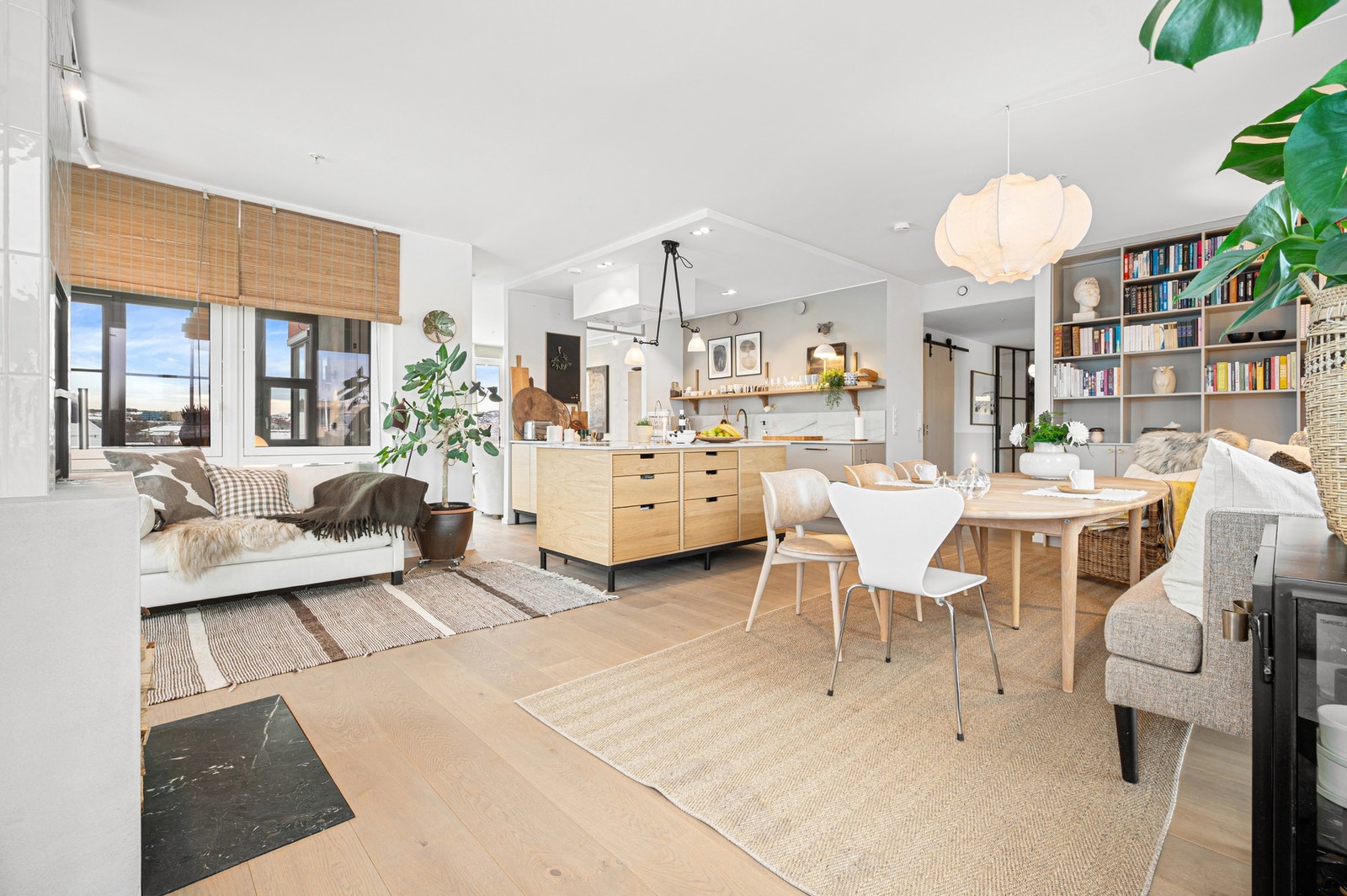 Dette er et fantastisk allrom med både kjøkkensone, spisestue og peis. Galleribilde