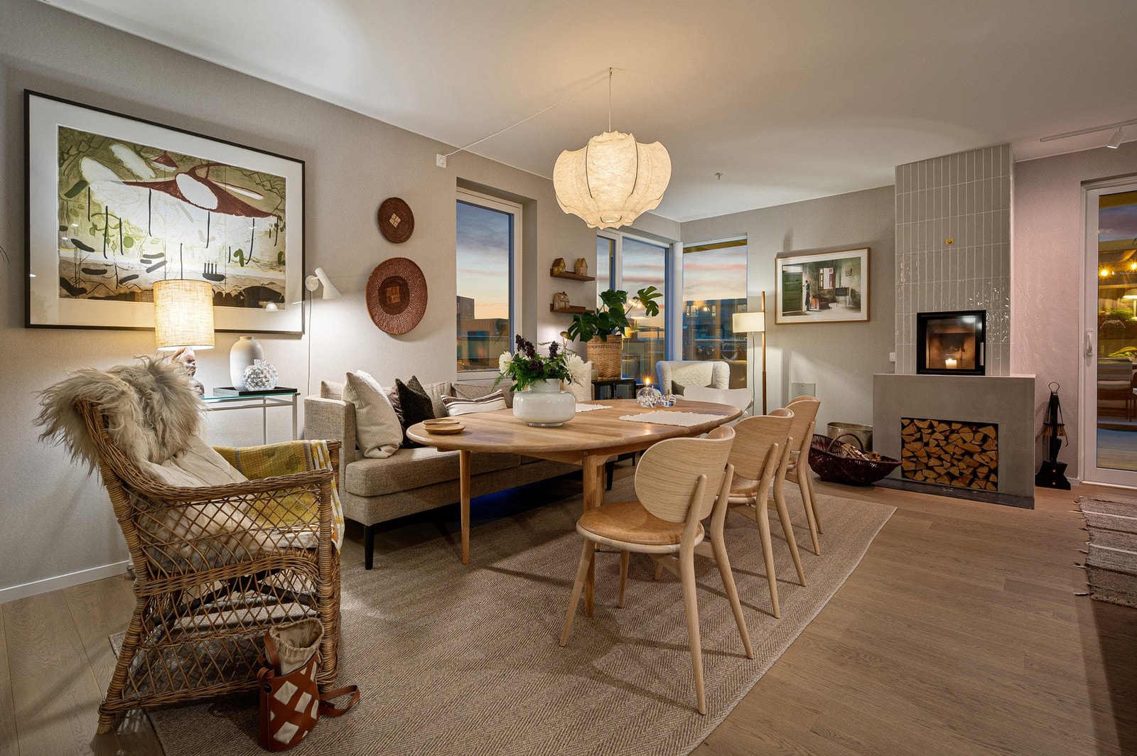 Vedovn i spisestuen bidrar til en hyggelig atmosfære. Galleribilde