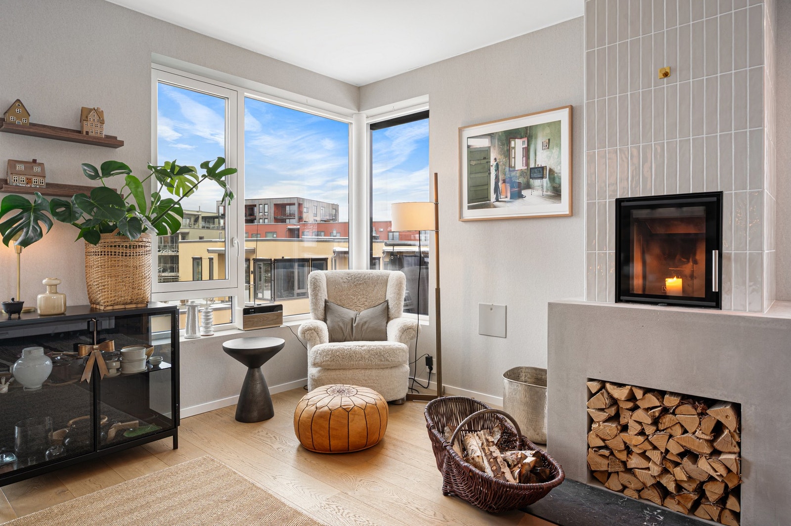 Koselig sittehjørne ved vedovnen på spisestuen. Galleribilde