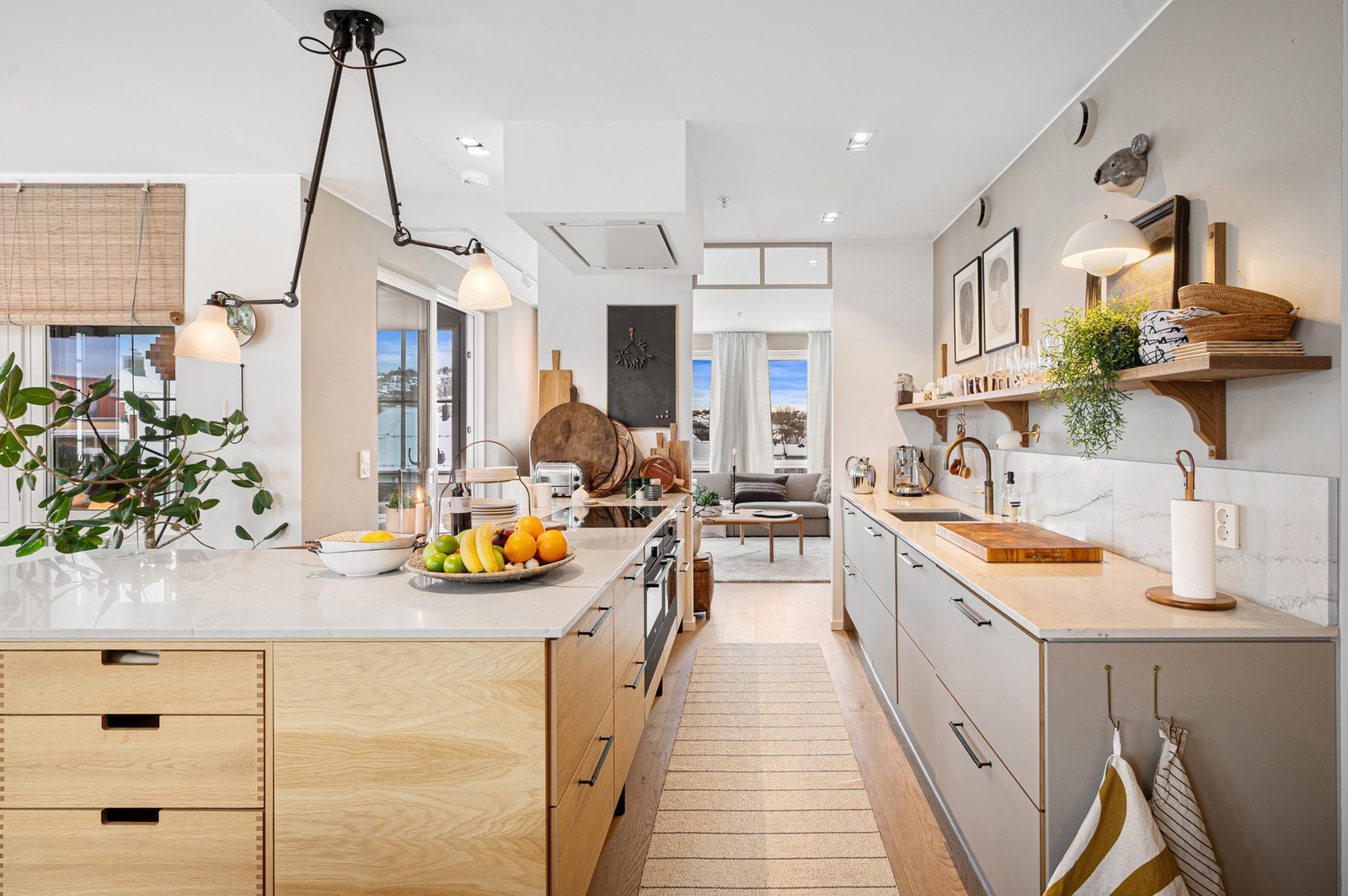 Kjøkkenet har god skap- og benkeplass som passer utmerket ved matlaging og oppbevaring. Galleribilde