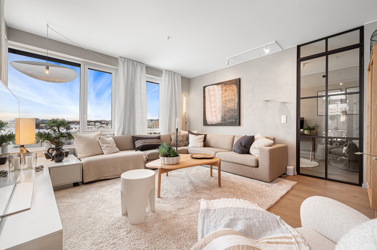 Hele leiligheten har blitt justert og oppgradert med nydelige materialvalg før overtagelse. Galleribilde