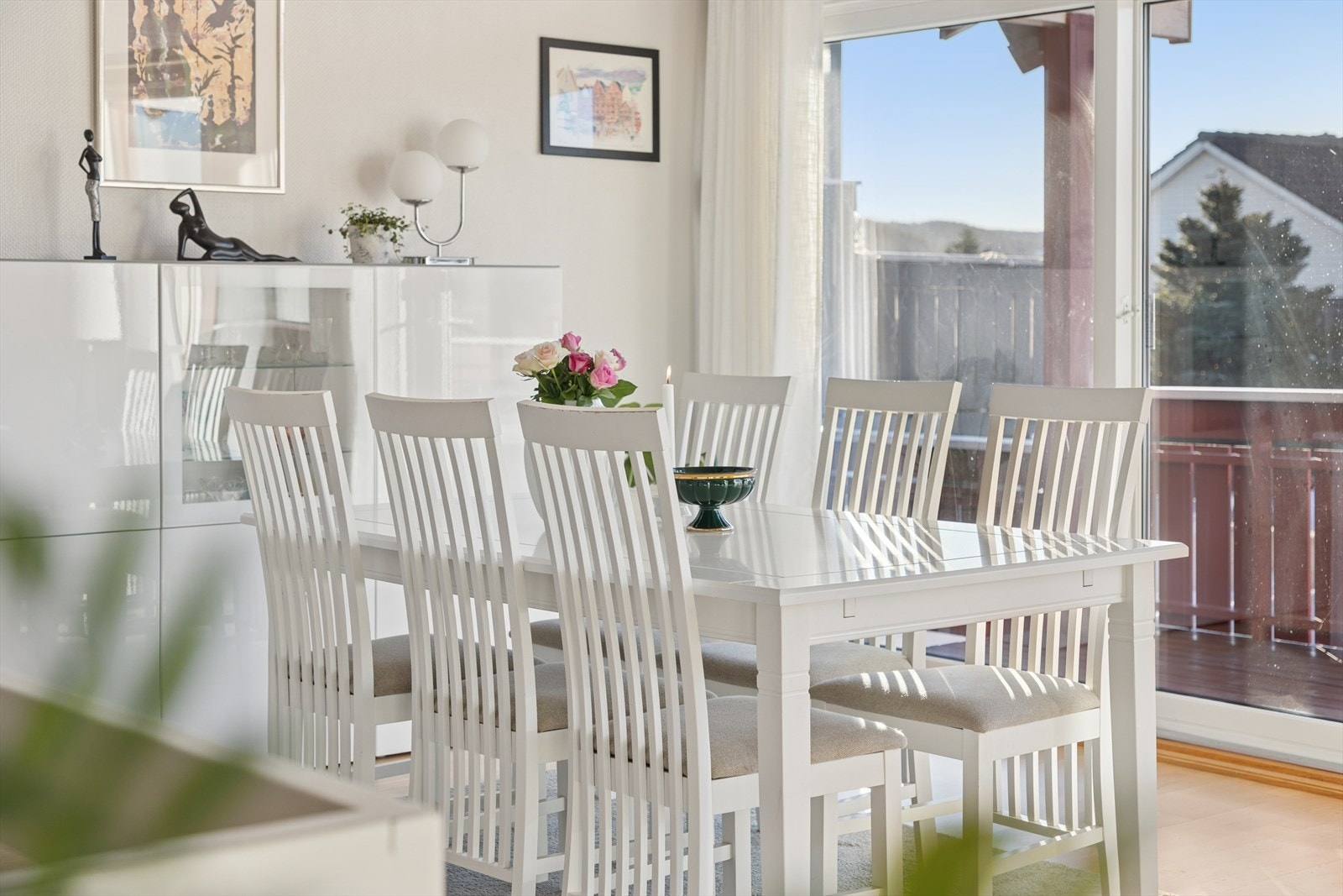 Den store stuen gir rom for innredning i ulike soner både med sofahjørne og stort spisebord. Galleribilde