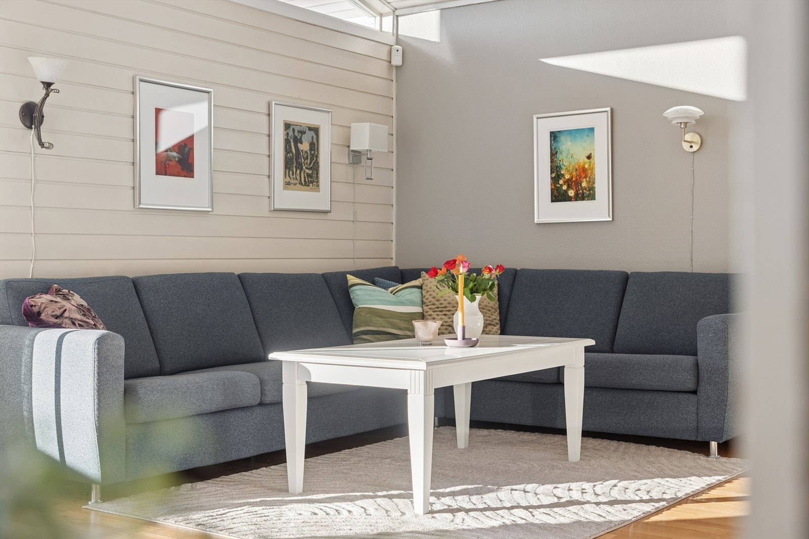 Opp i 1.etasje finner man boligens store sosiale sone. Galleribilde