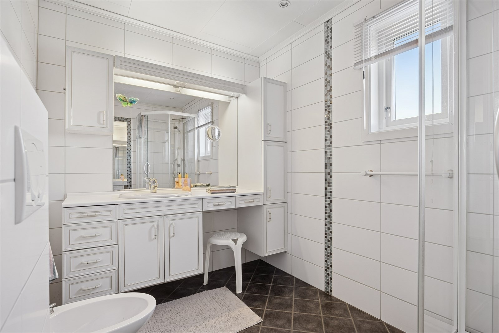 Her er det innredet med servant, masse oppbevaringsmuligheter, toalett og dusjkabinett. Galleribilde