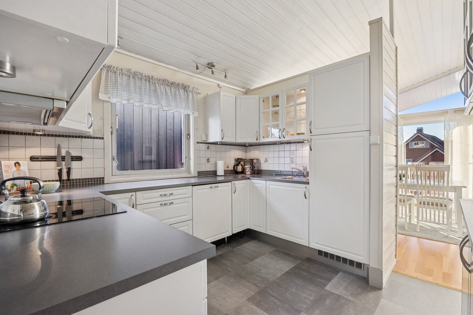 Her er det innredet med integrerte hvitevarer som stekeovn og platetopp. Oppvaskmaskin og kjøleskap er pent skjult bak kjøkkenfronter for et helhetlig utrykk. Galleribilde