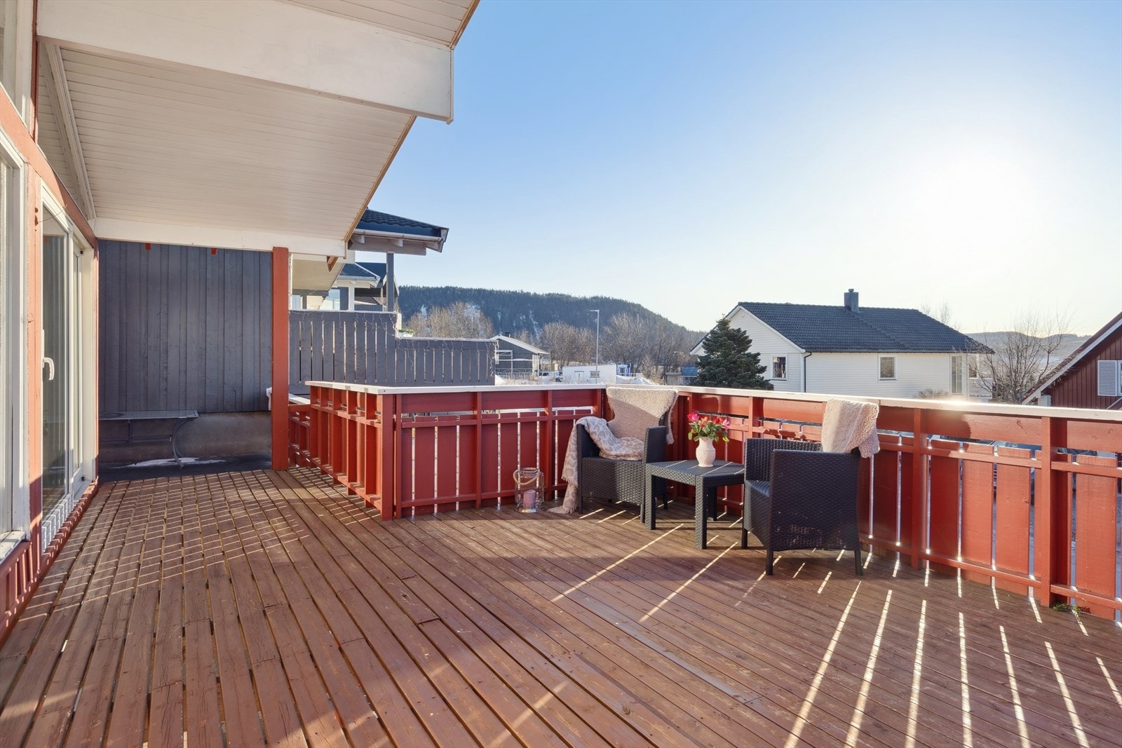 Fra stuen er det utgang til en stor veranda hvor man enkelt kan innrede med både utemøblement og grill. Galleribilde