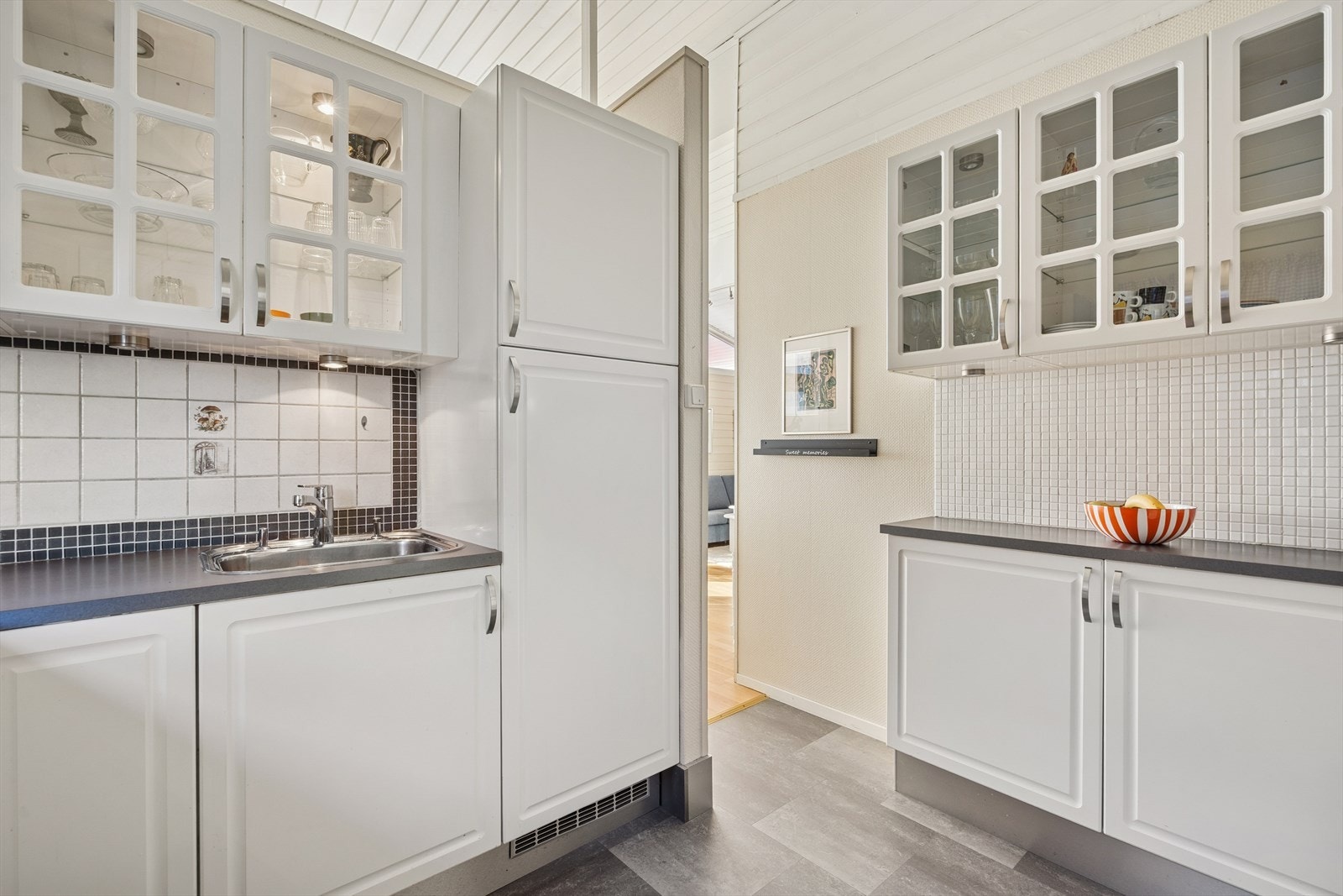 Kjøkkenet har masse oppbevaringsplass i både skuffer og skap. Galleribilde