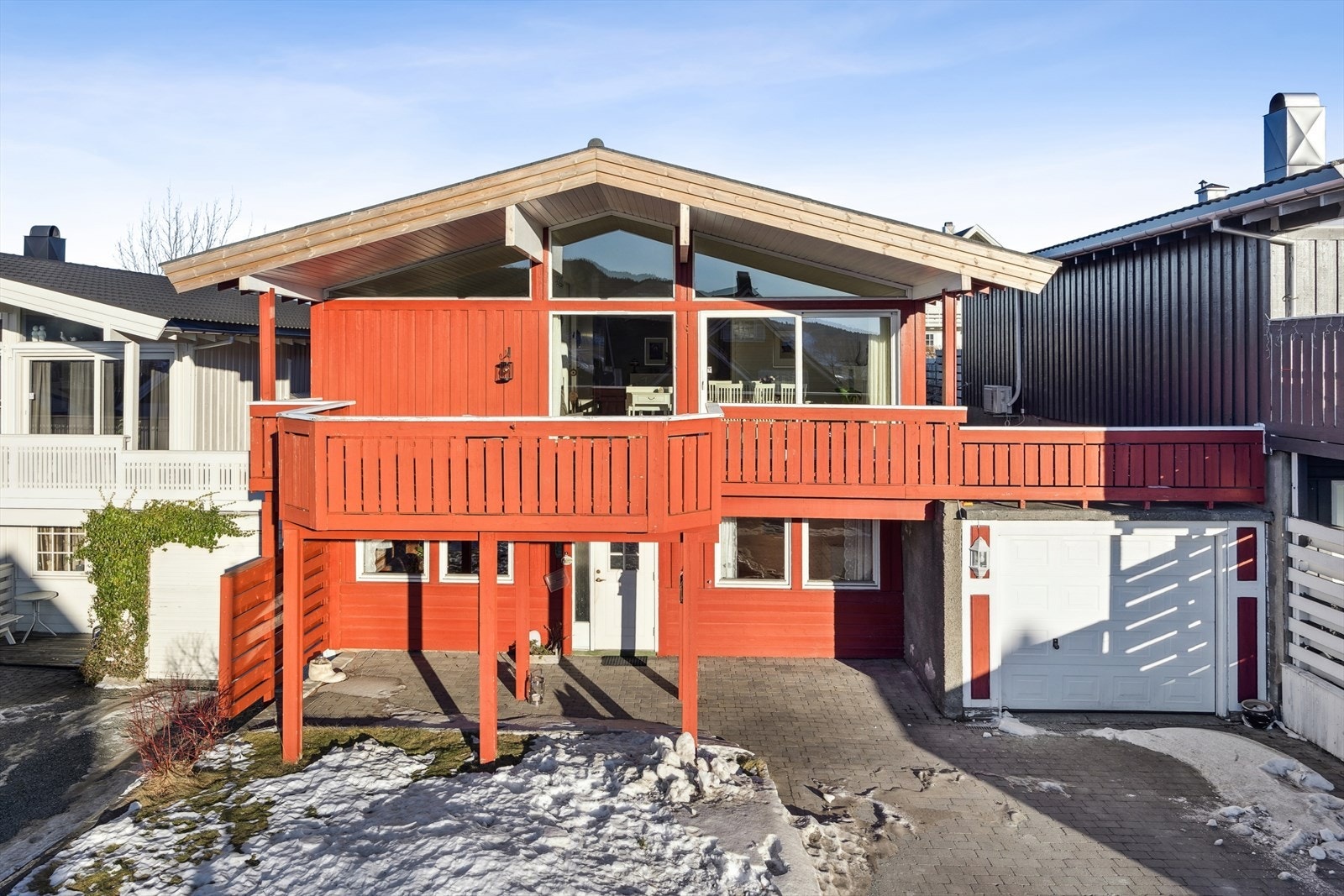 Boligen har egen garasje, samt biloppstillingsplasser på eiendommen. Galleribilde