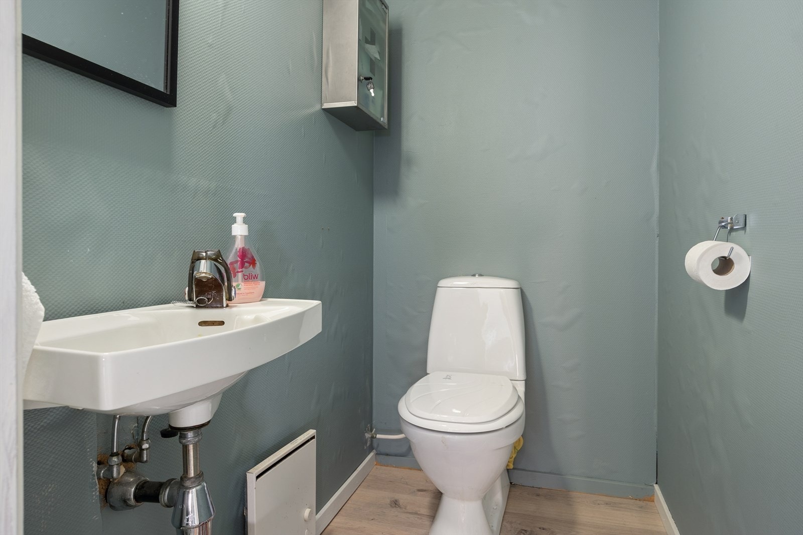 I underetasjen ligger et ekstra toalett, praktisk til besøk og gjester. Galleribilde