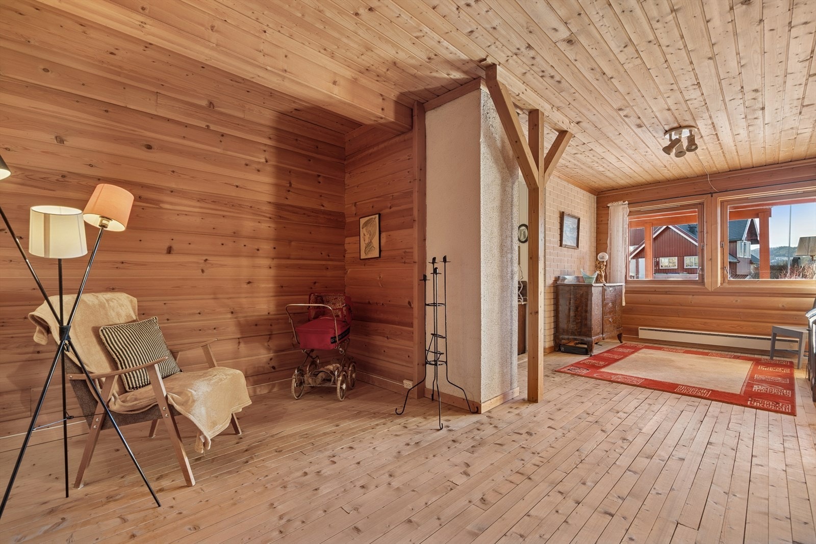 I underetasjen finner du en stue, perfekt til ekstra oppholdsrom eller tv-stue. Galleribilde