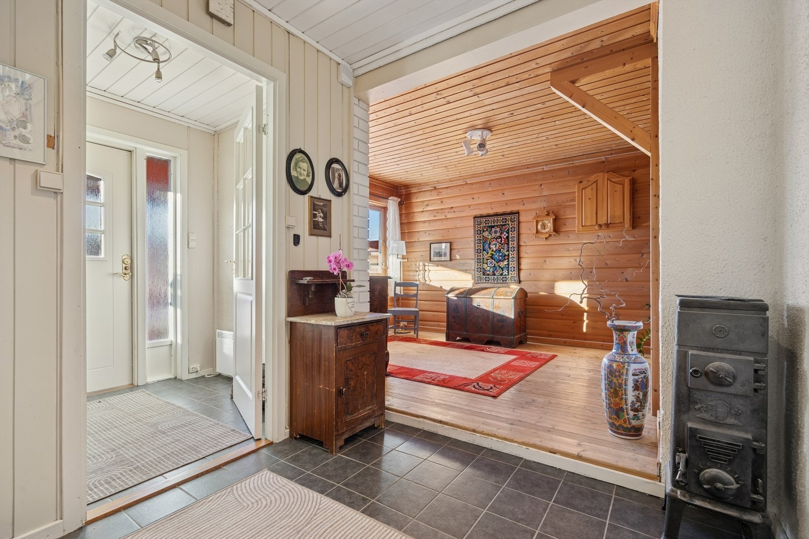 Boligen tar deg imot i en romslig entrè, med plass til både jakkeoppheng og sko. Galleribilde