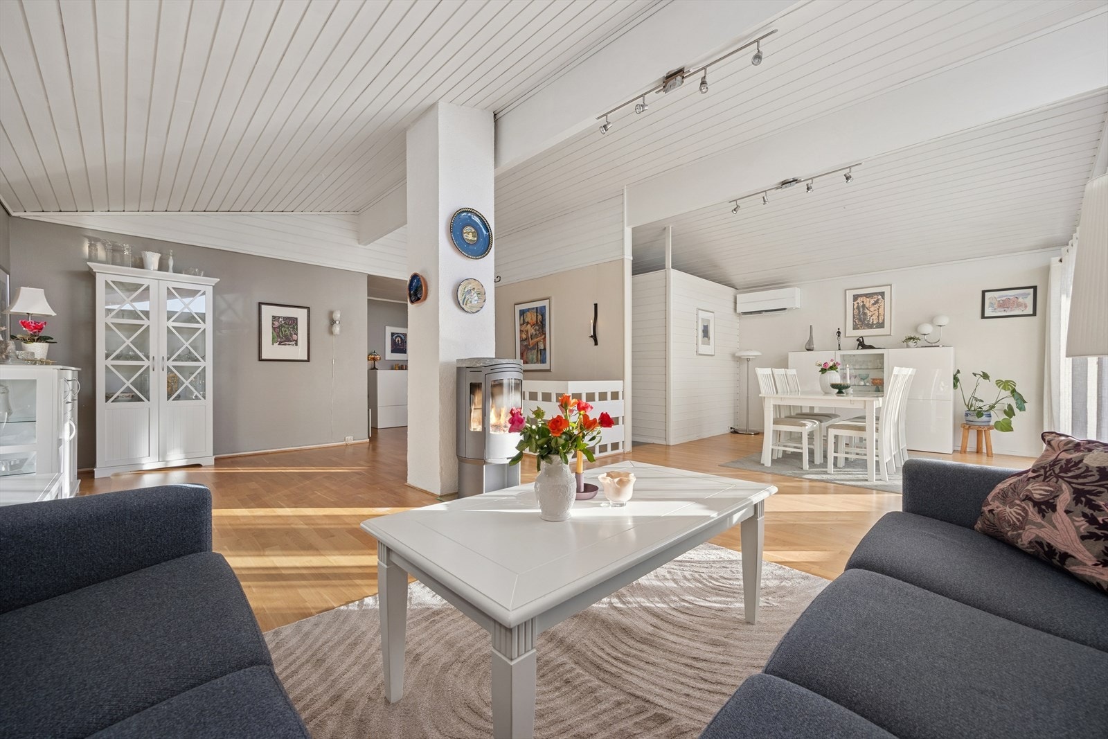 Her er det malt i lyse farger som gjør det enkelt å supplere med egne møbler. Galleribilde