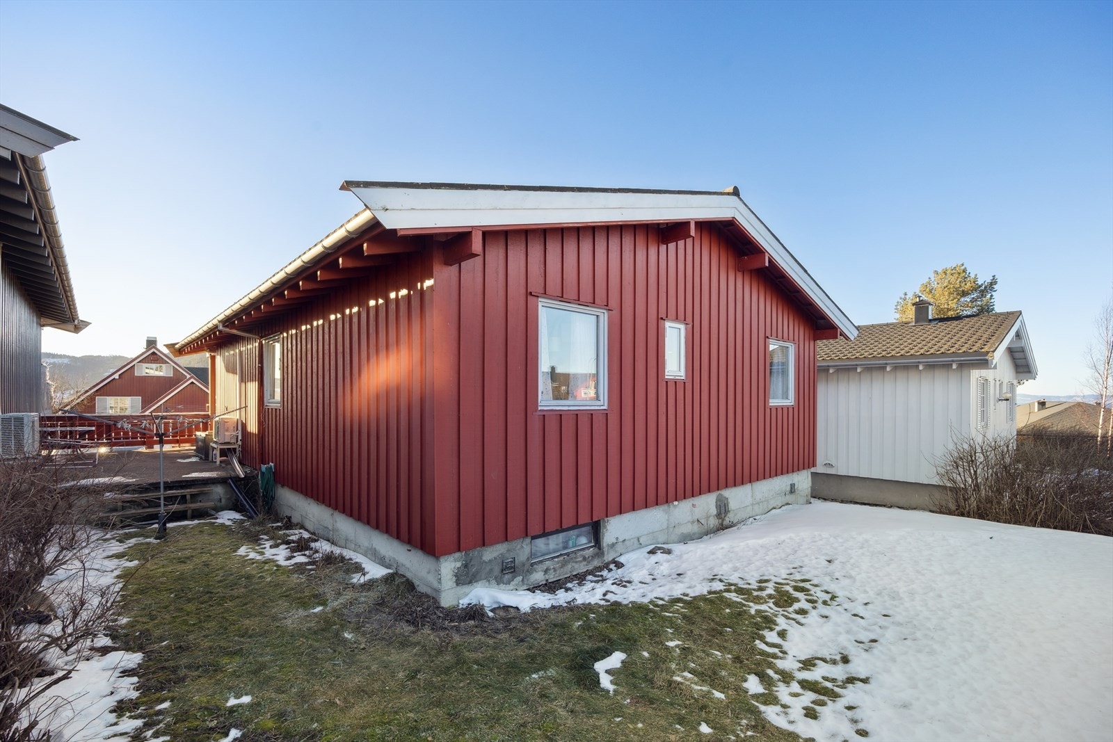 Boligen har en hage på baksiden som egner seg godt til trampoline eller lignende aktiviteter. Galleribilde