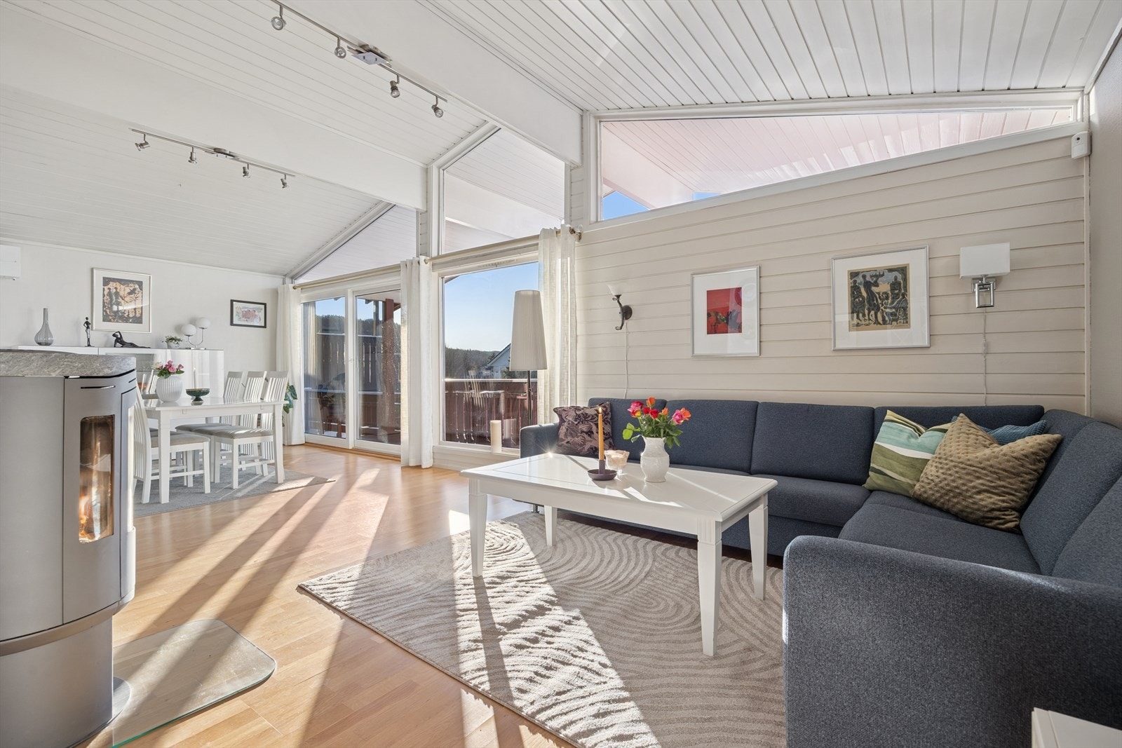 De store vinduene gir fantastisk lysinslipp. Galleribilde