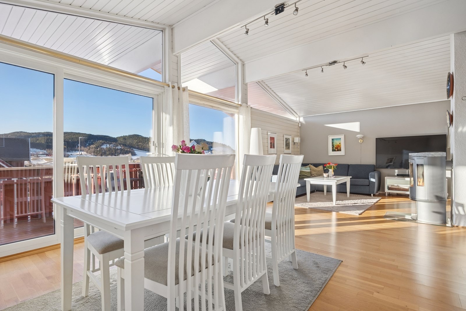 Imponerende takhøyde som skaper en romslig og luftig atmosfære. Galleribilde