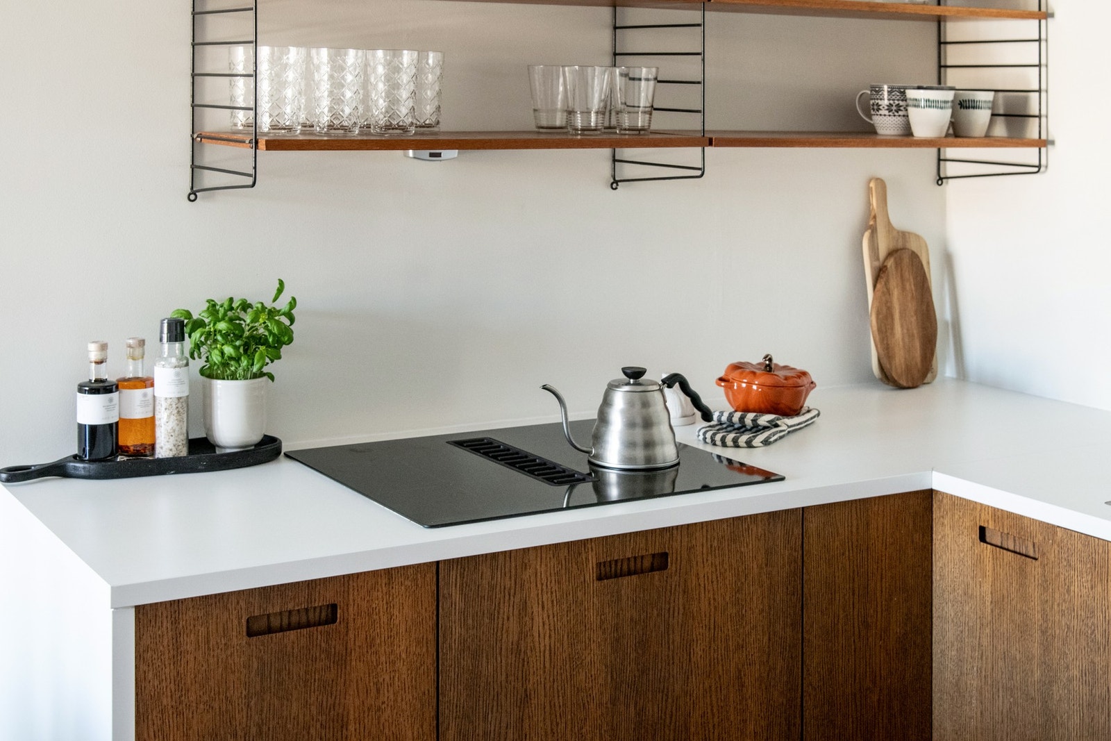 Innredningen har en gjennomført og elegant kombinasjon av hvite fronter og varme eikefronter fra Noremax, som gir et tidløst og eksklusivt uttrykk. Galleribilde