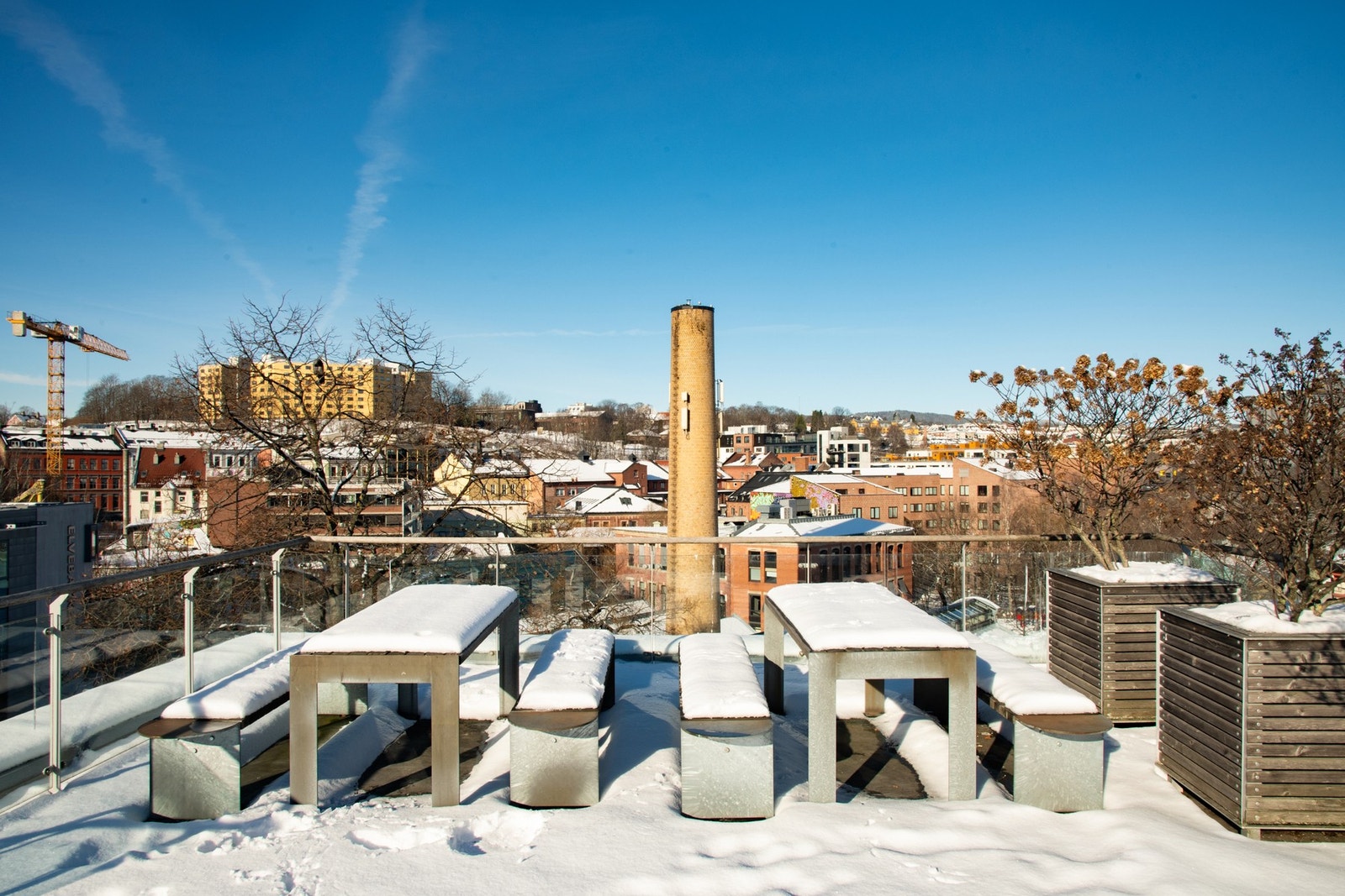 Felles takterrasse til stor glede blant beboerne med sittegrupper, grill og beplantning. Galleribilde