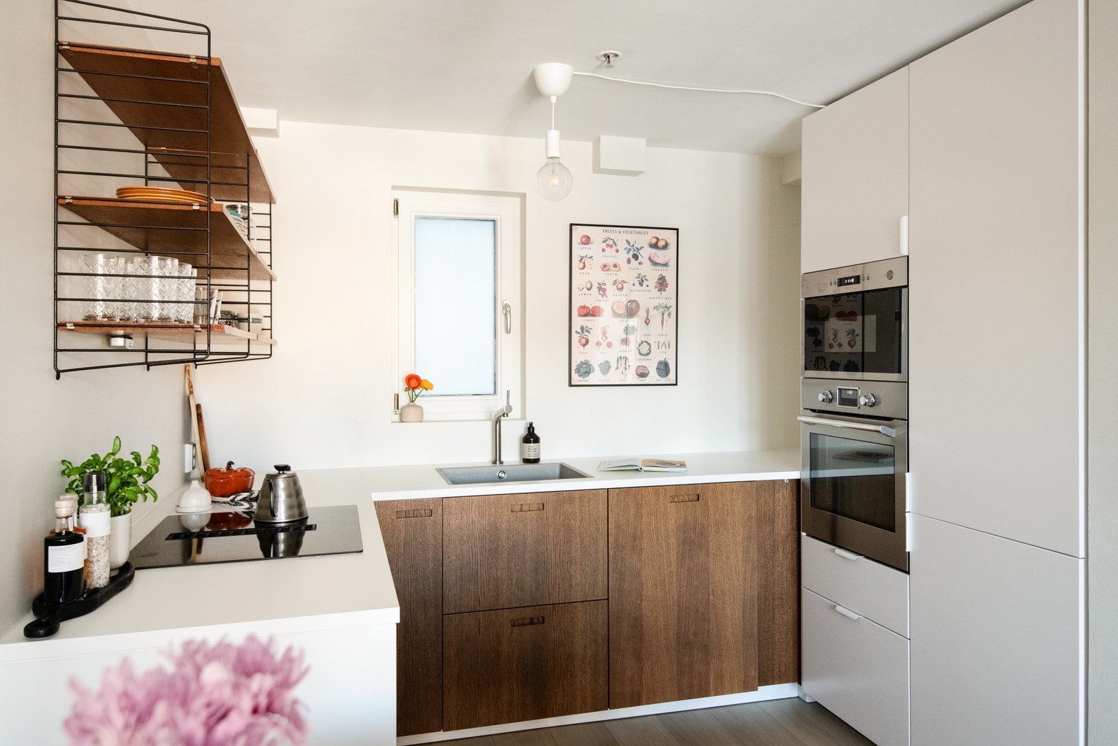 Lekker kjøkkeninnredning fra 2024 med god benkeplate - perfekt for matlagning! Galleribilde