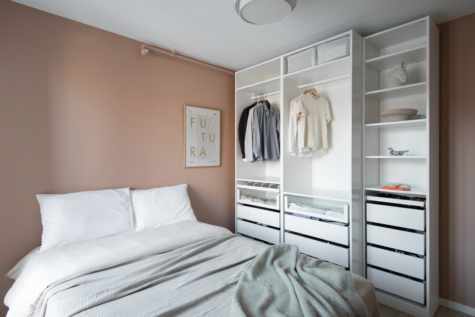 Fargetonen gir rommet en lun og behagelig atmosfære. Galleribilde