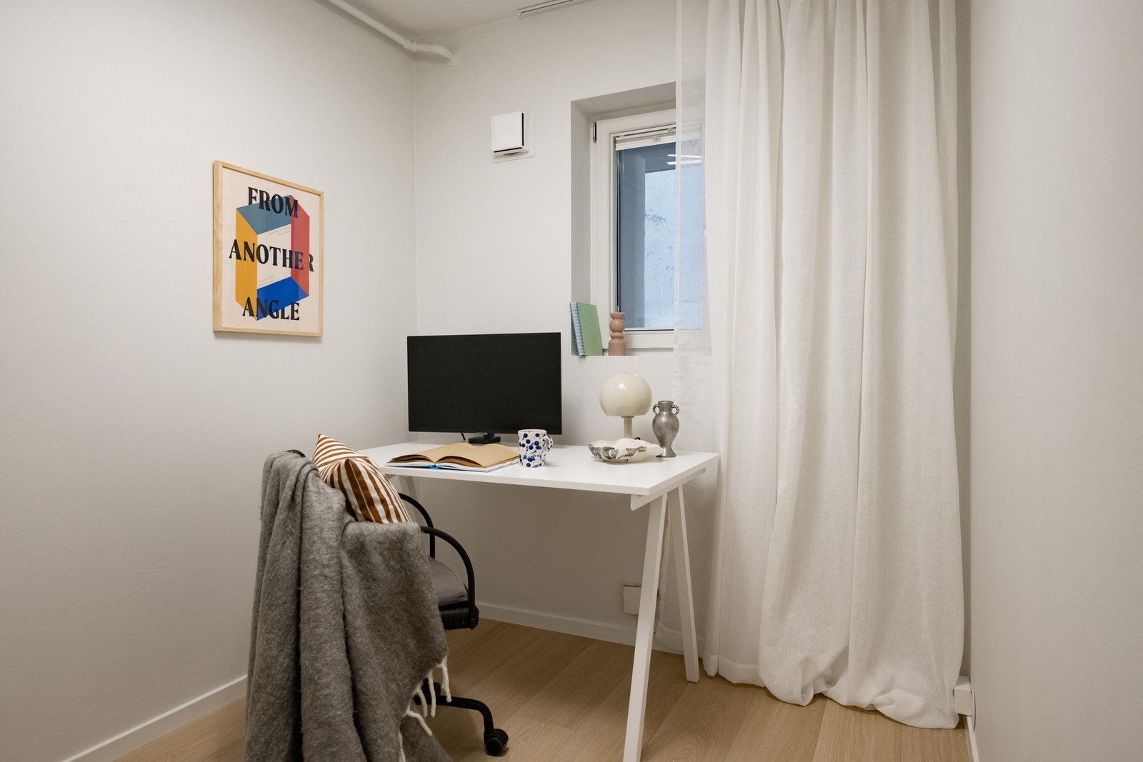 Soverom nr. 2 er et allsidig rom som gir fleksible bruksmuligheter, enten som gjesterom, barnerom, hjemmekontor eller etter eget behov. Galleribilde