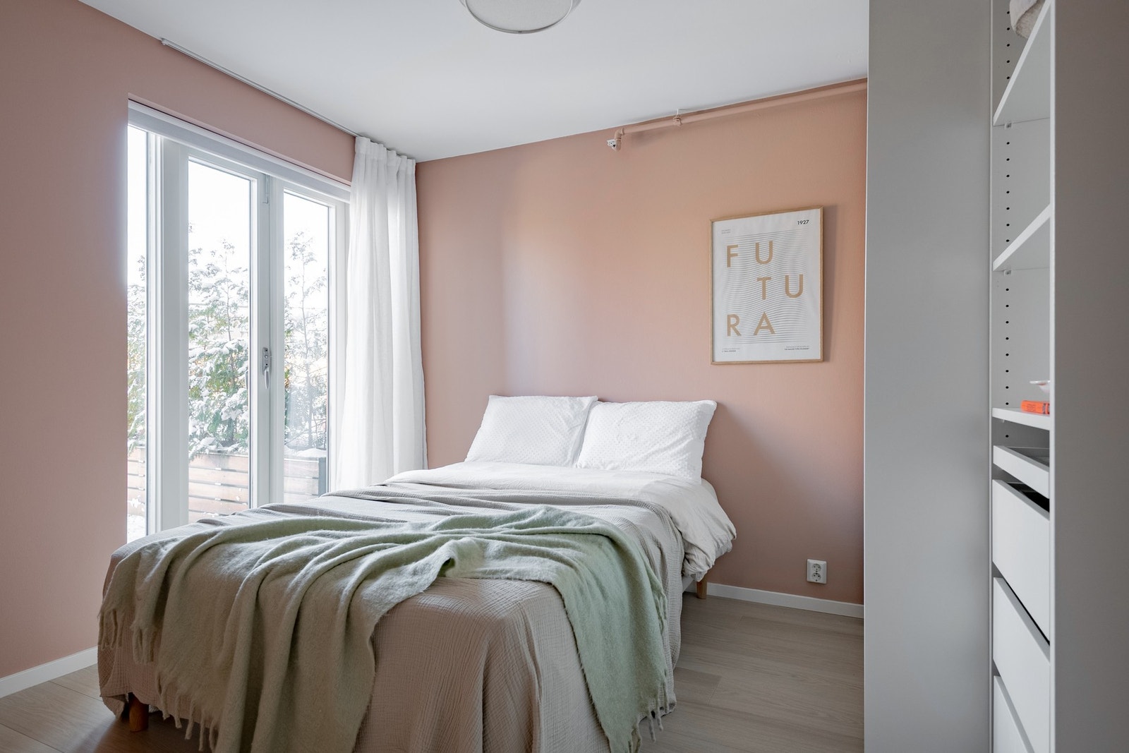 Hovedsoverommet er av god størrelse og byr på plass til dobbeltseng og garderobeskap. Galleribilde