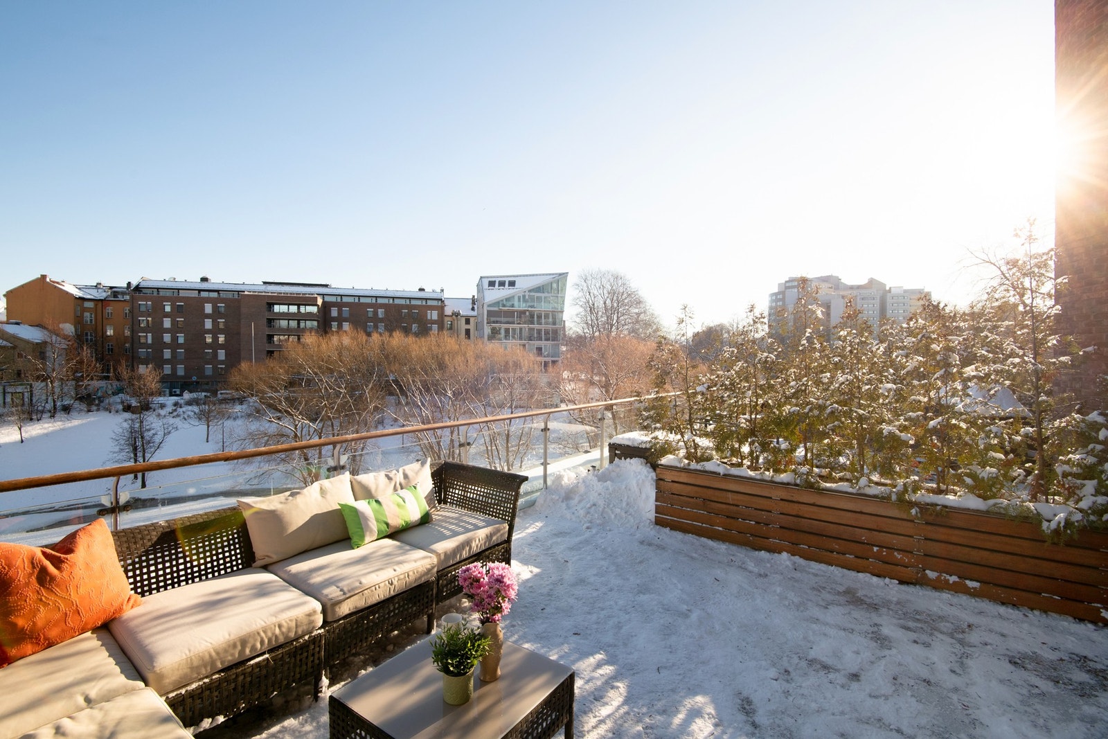 Terrassen er nordøstvendt og byr på fine solforhold fra morgentimene og utover dagen i sommerhalvåret. Galleribilde