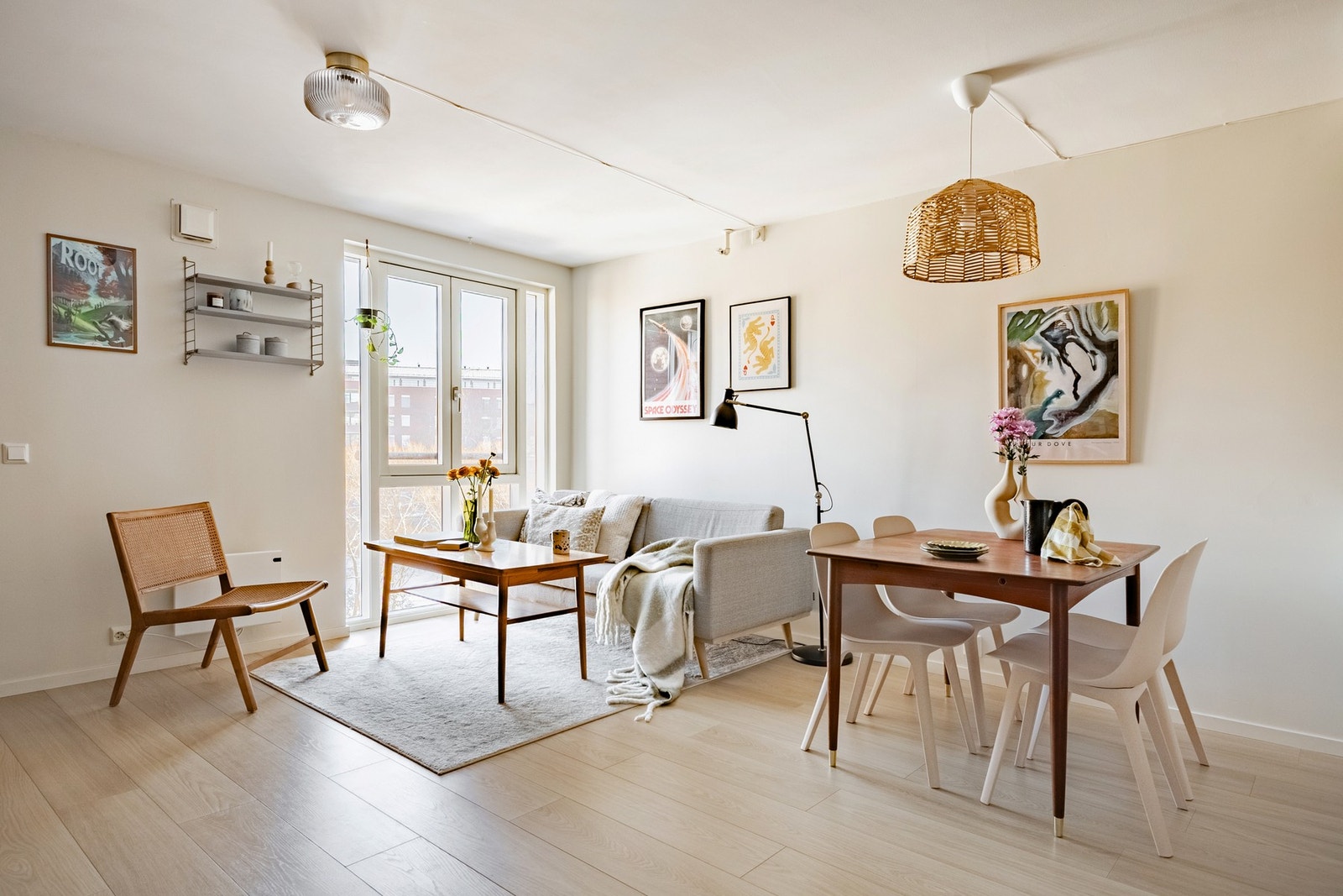 Åpen og luftig stue med god plass til sofagruppe og spisebord. Galleribilde