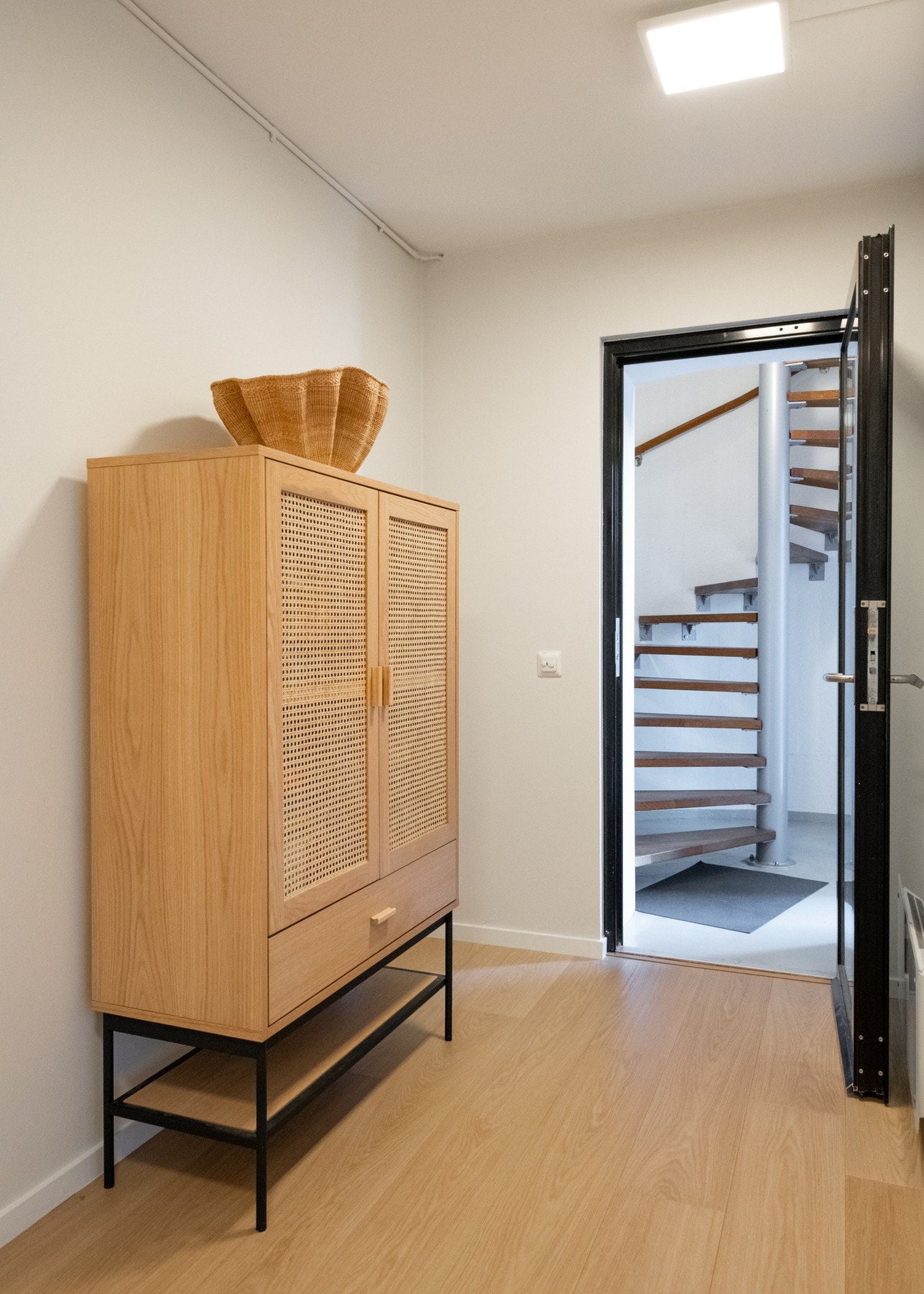 Trappen leder ned til en lys og innbydende gang som knytter sammen boligens øvrige rom. Galleribilde