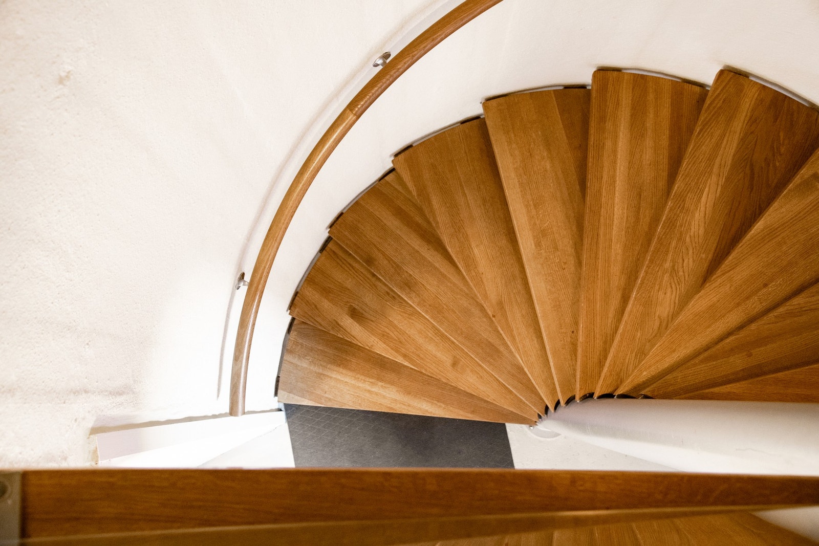 Elegant spiraltrapp i tre som gir boligen et eksklusivt preg. Galleribilde