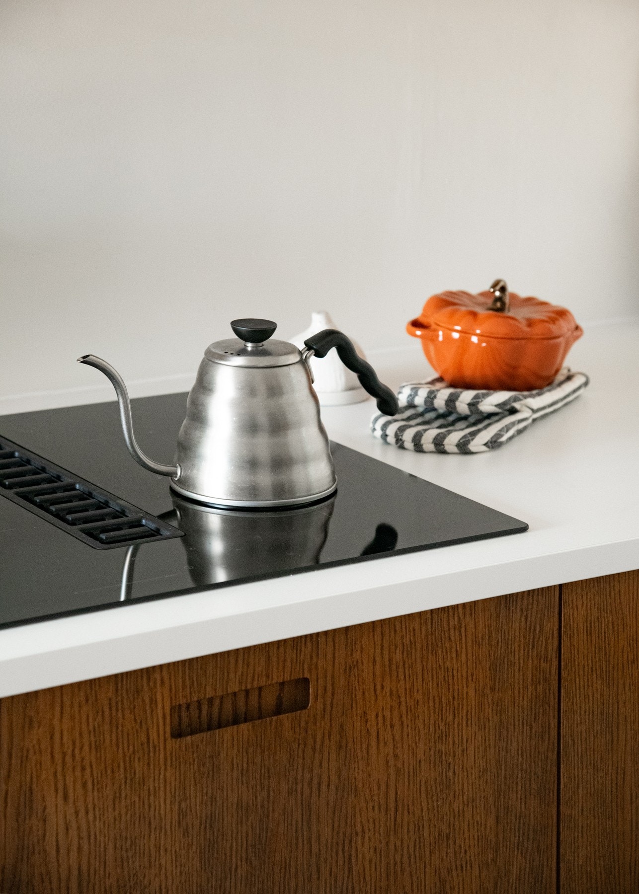 Kjøkkenet er videre utstyrt med kvalitetssikre integrerte hvitevarer. Galleribilde