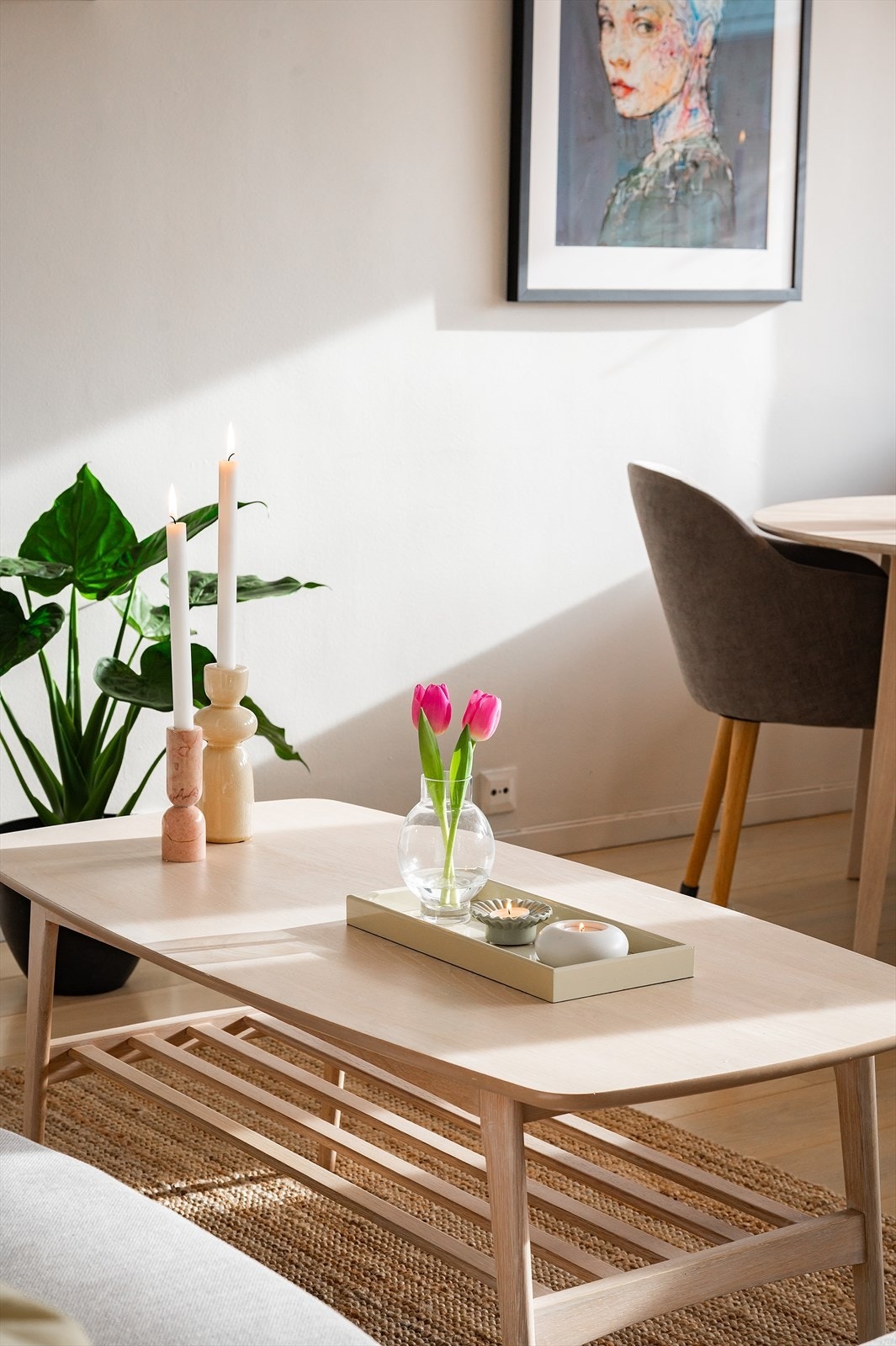 Leiligheten fremstår som en lys, tiltalende og romslig med god planløsning. Galleribilde