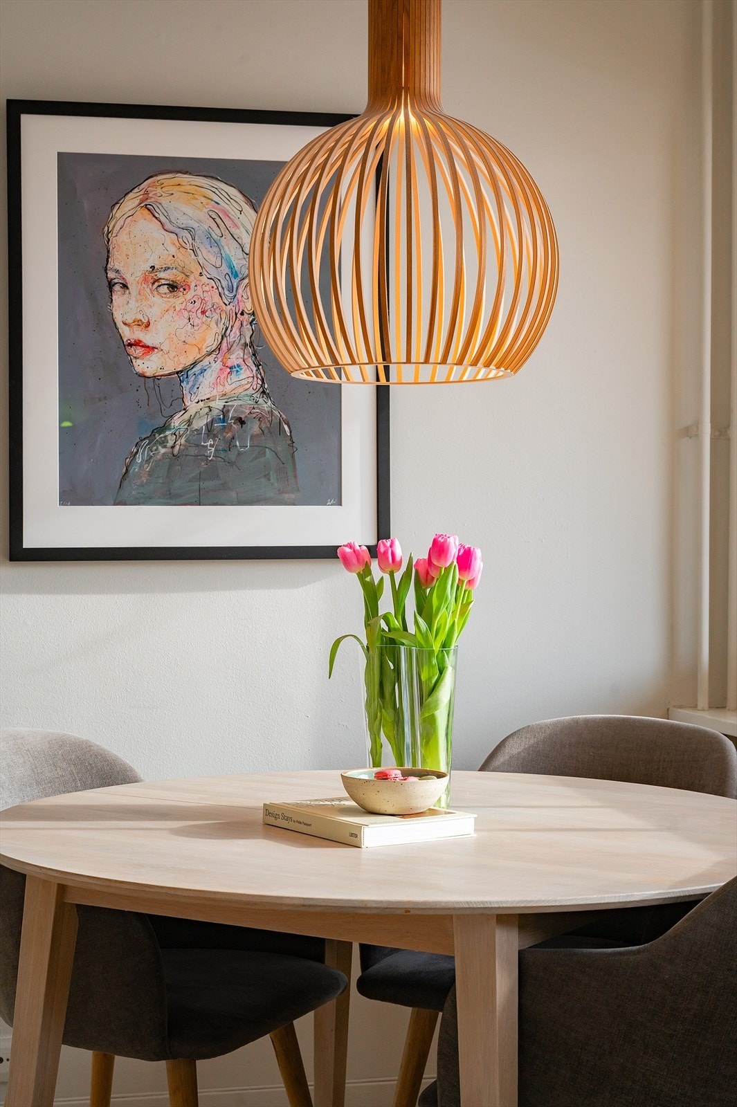 I stuen er det naturlig plass til et spisebord plassert ved vinduspartiet. Galleribilde