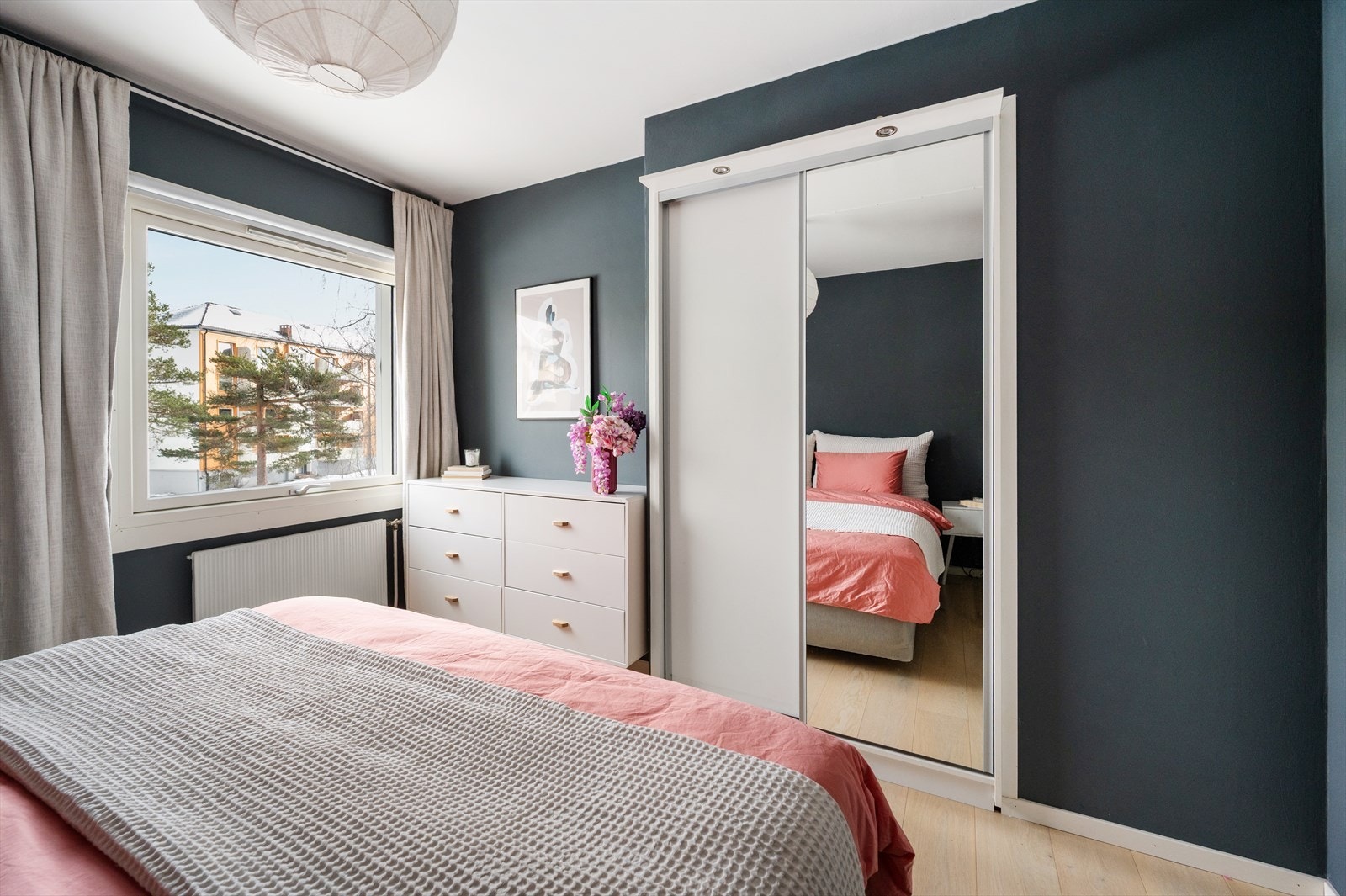 Her finner du en innebygd garderobe, og rommet har i tillegg plass til en kommode for ekstra oppbevaring. Galleribilde