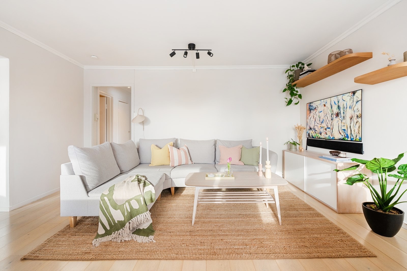 Boligens sosiale arena - stuen, er lys og hyggelig med plass til stor sofagruppe og sofabord. Galleribilde