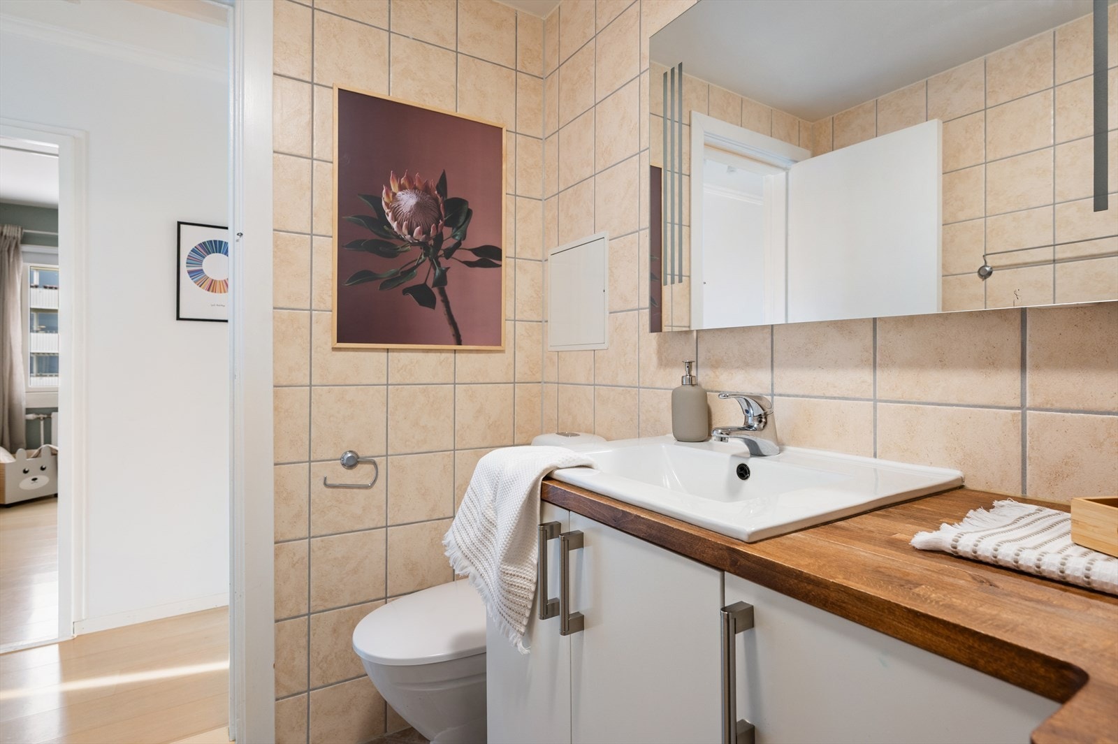 Gulvet er flislagt, og har behagelig gulvvarme. Det er opplegg til vaskemaskin og tørketrommel. Galleribilde