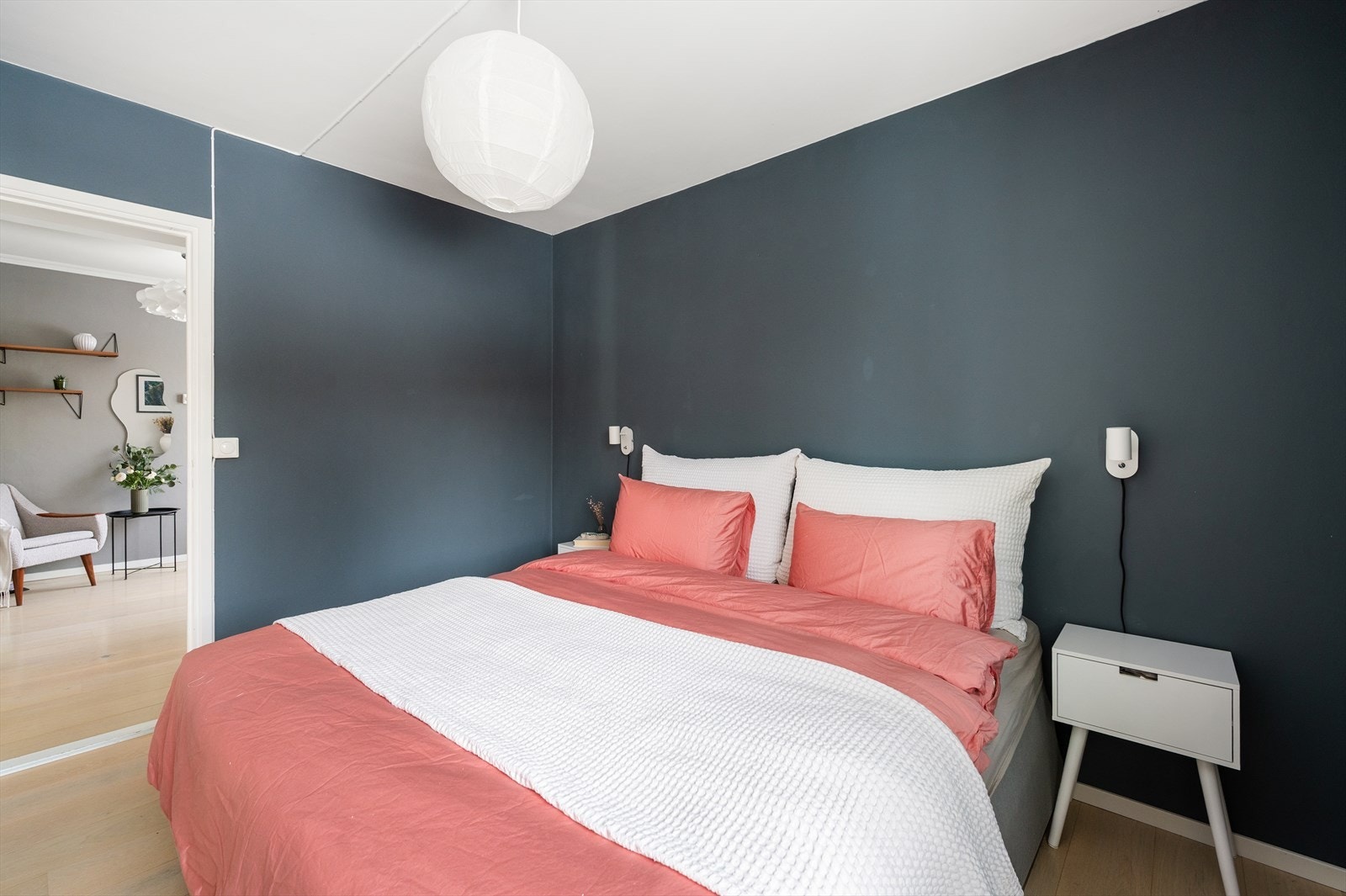 Soverommet er malt i en mørk blå, behagelig farge som bidrar til en lun og rolig atmosfære - gunstig for et godt soveromsmiljø. Galleribilde