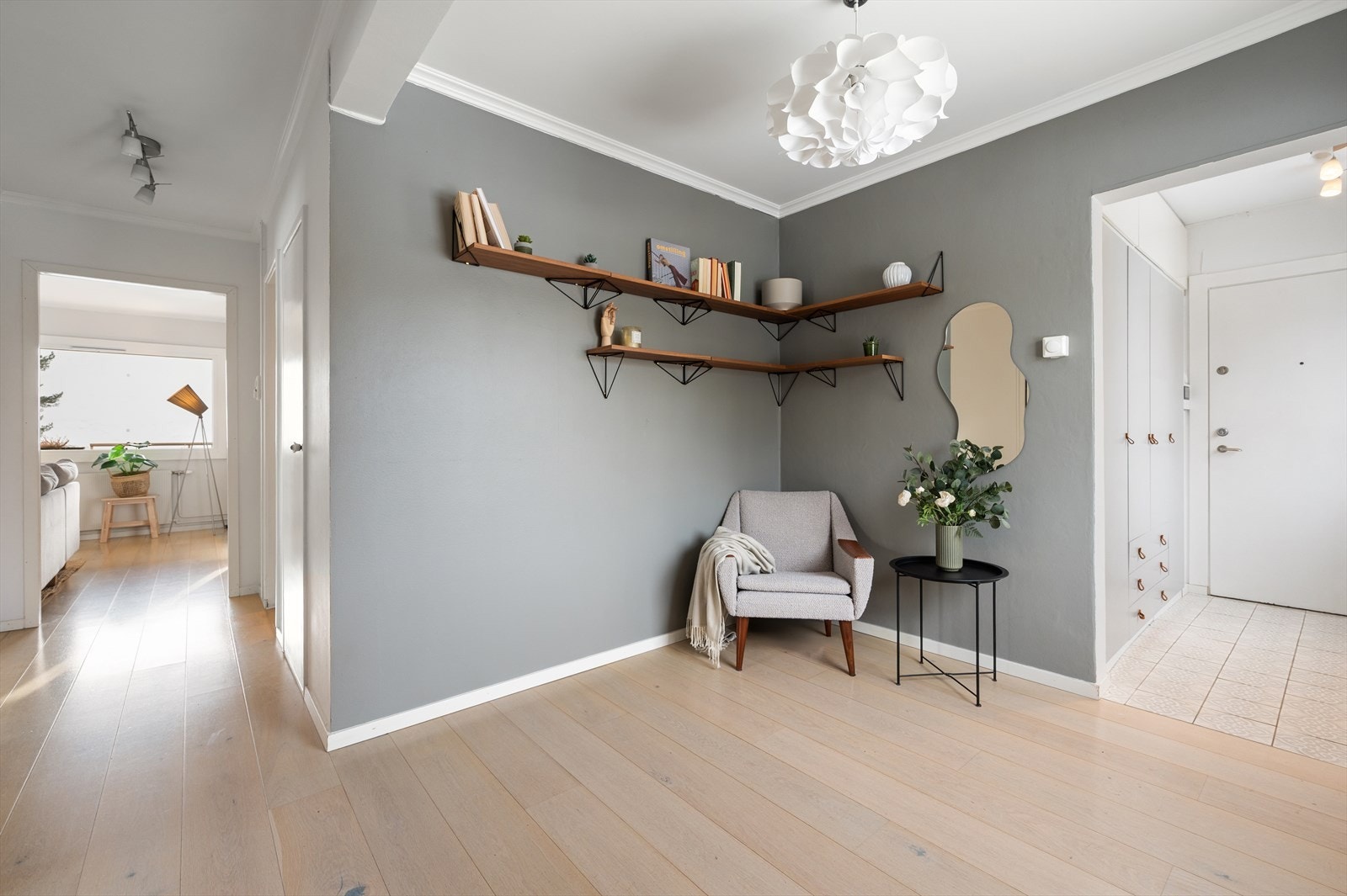 Leiligheten har en meget romslig gang med flere bruksområder. Galleribilde