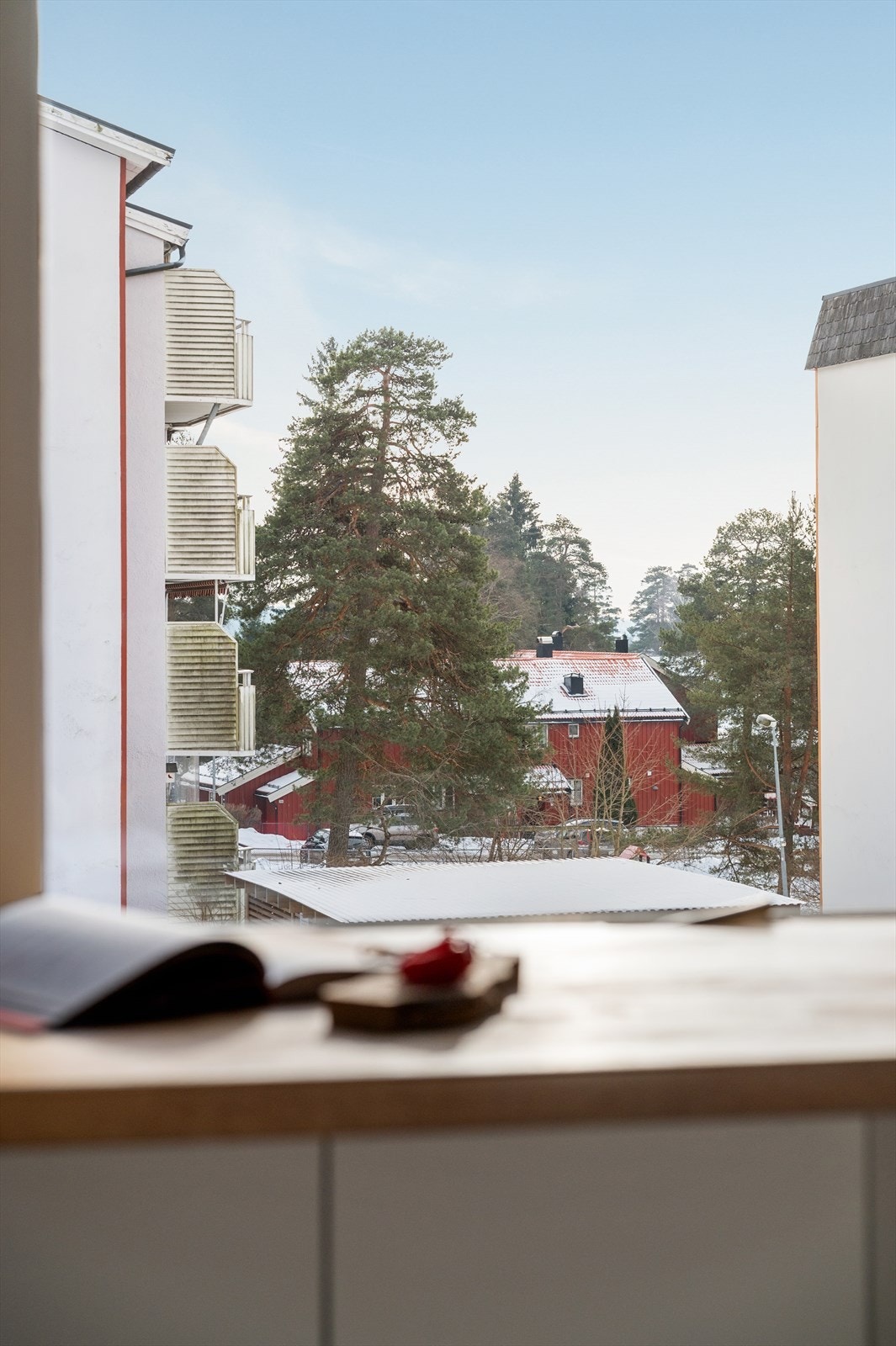 Det er også mulighet for å sette inn et vitrineskap på venstre side dersom man ønsker mer oppbevaringsplass. Galleribilde