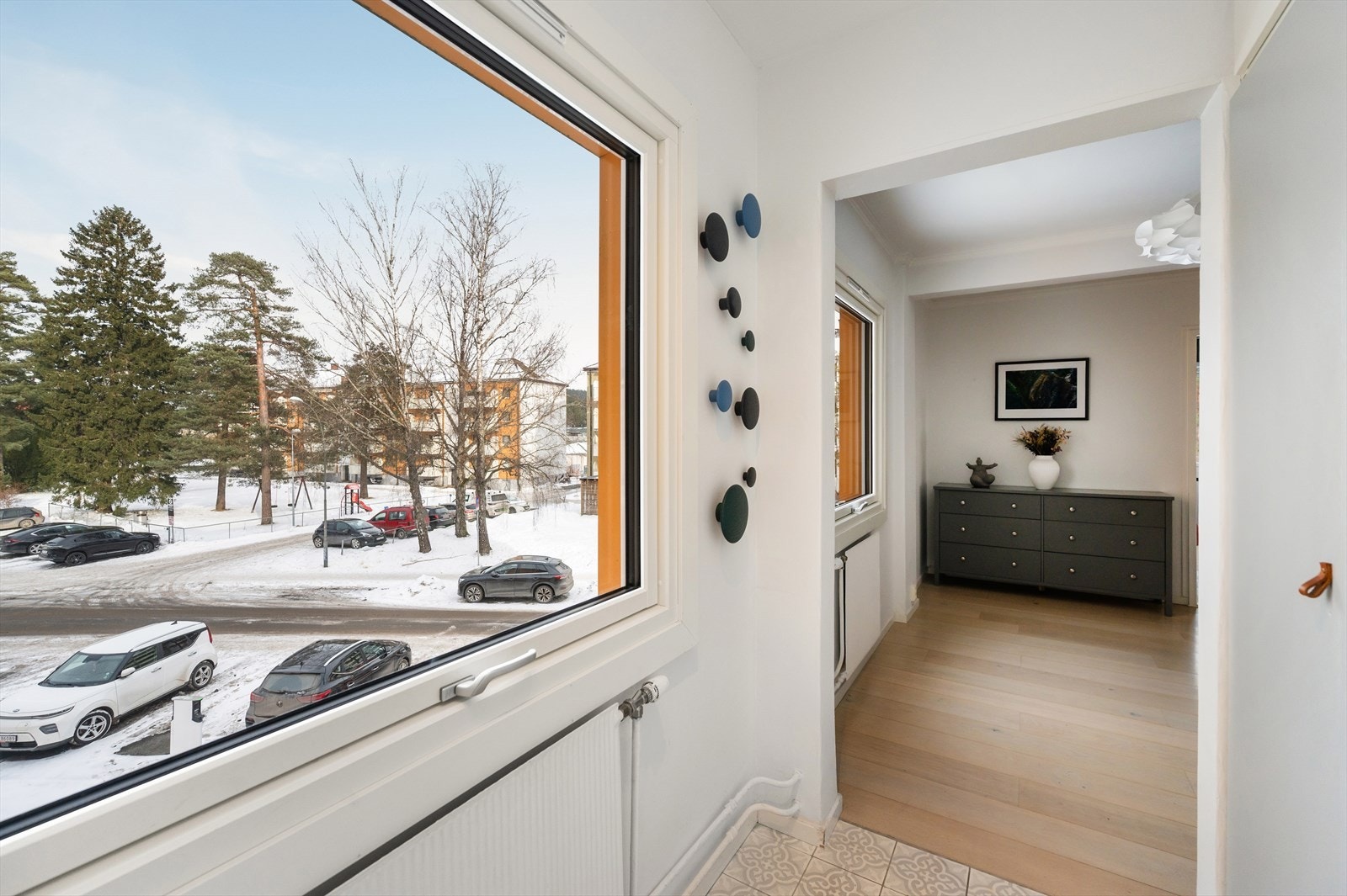 Man ønskes velkommen i en lys entré med god plass til oppheng for ytterklær i garderobeskap. Galleribilde