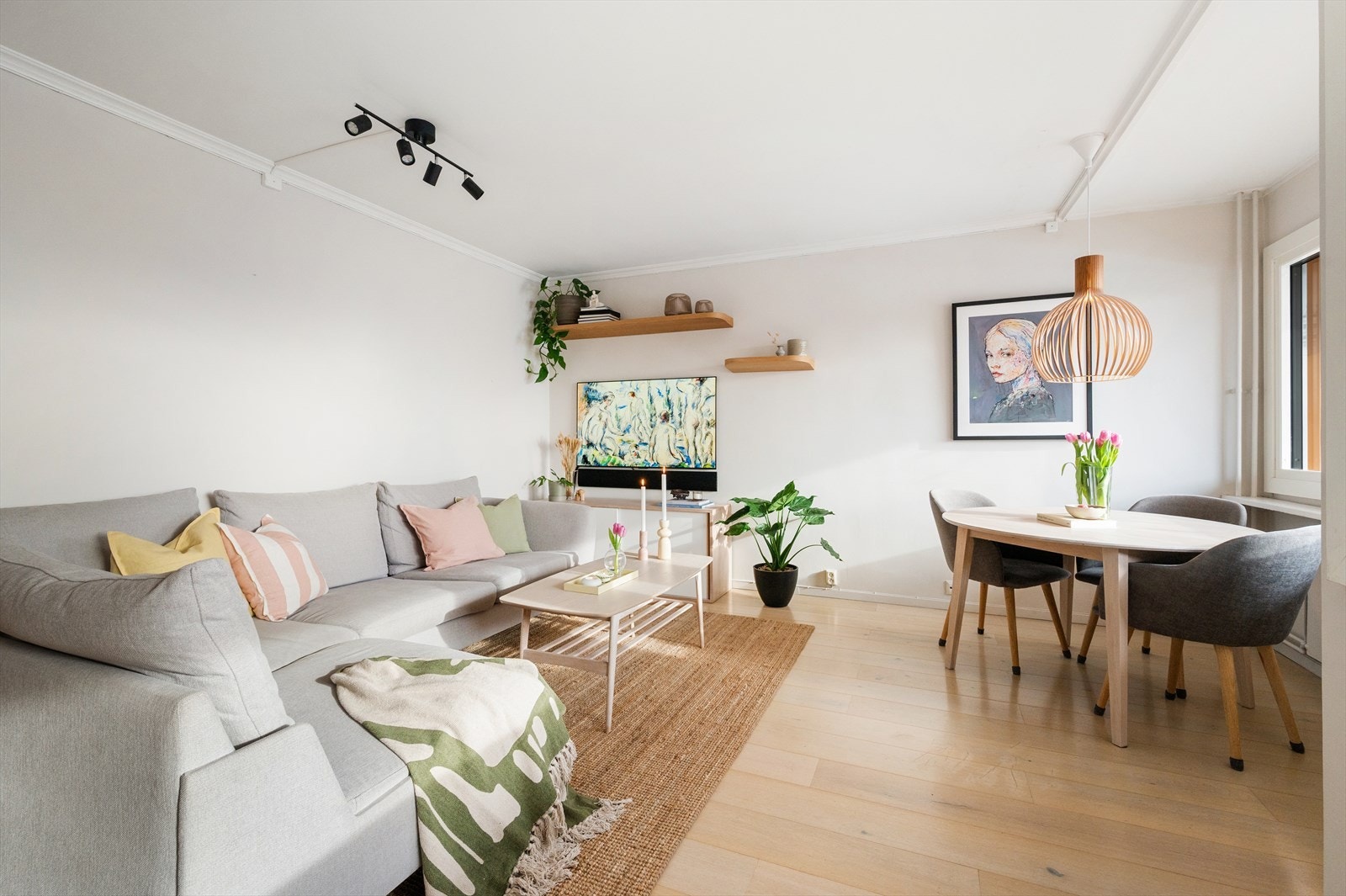 Boligen ligger i 2. etasje, tilbaketrukket med skjermet innsyn og svært gode solforhold. Galleribilde