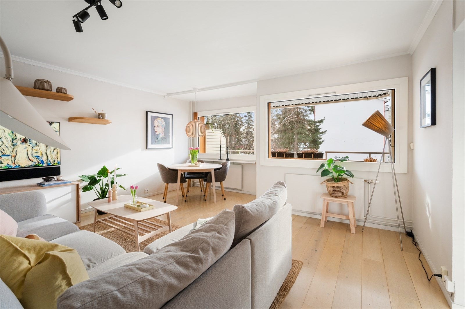 Store, flotte vindusarealer fra 2019 slipper inn godt med naturlig lys og skaper en luftig atmosfære i boligen. Galleribilde