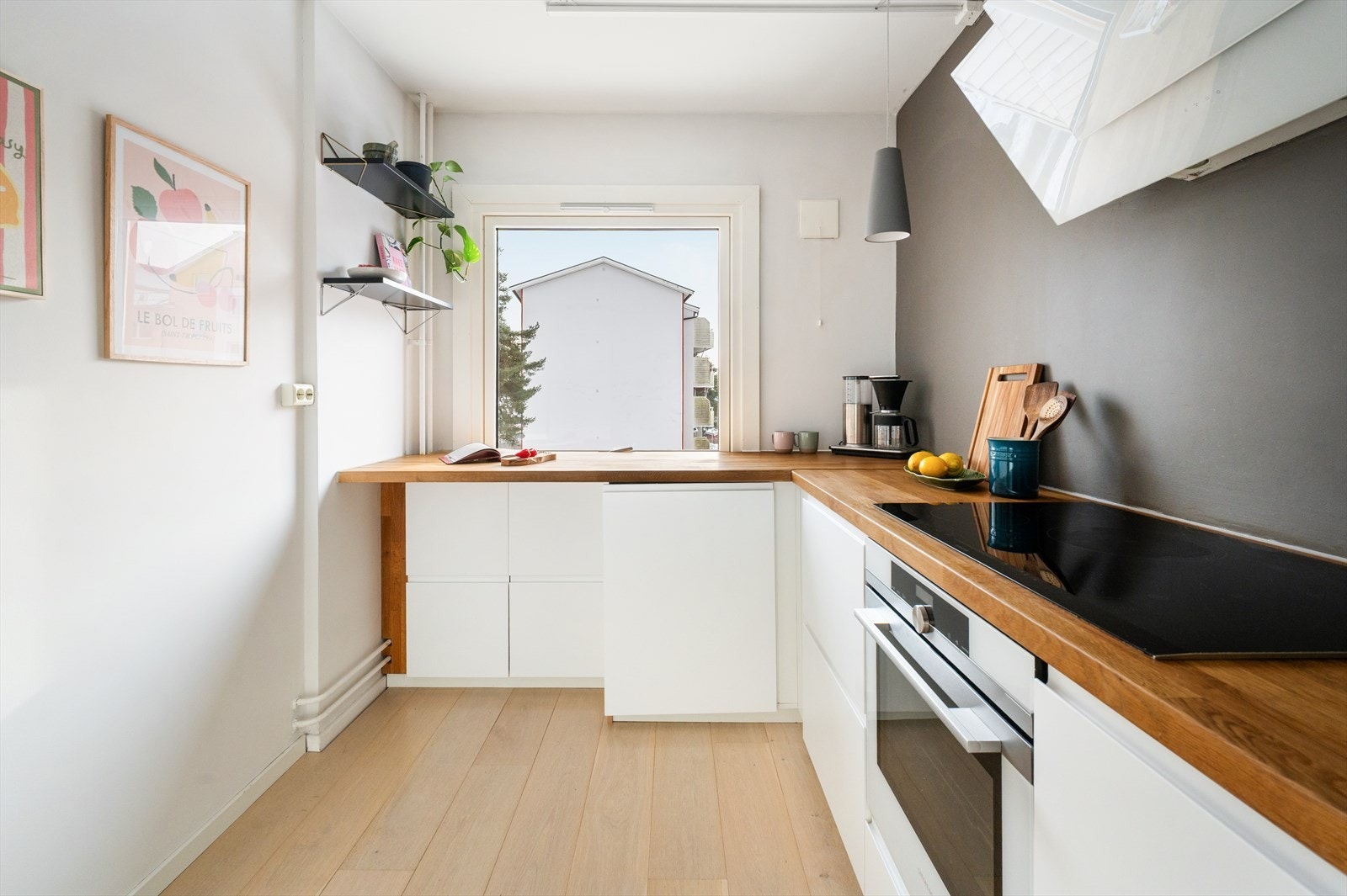 Løsningen fremstår som romslig og praktisk, med gode arbeidsflater for den som liker å tilbringe tid på kjøkkenet. Galleribilde