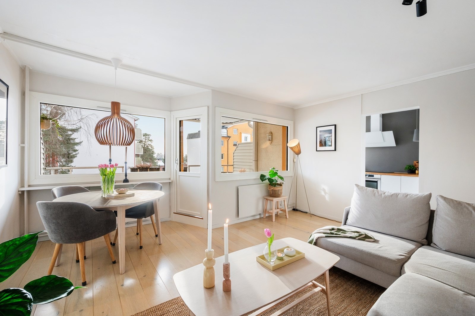 Her kan du enkelt invitere venner og familie på hyggelige måltider således som for avslapping i sofakroken. Galleribilde