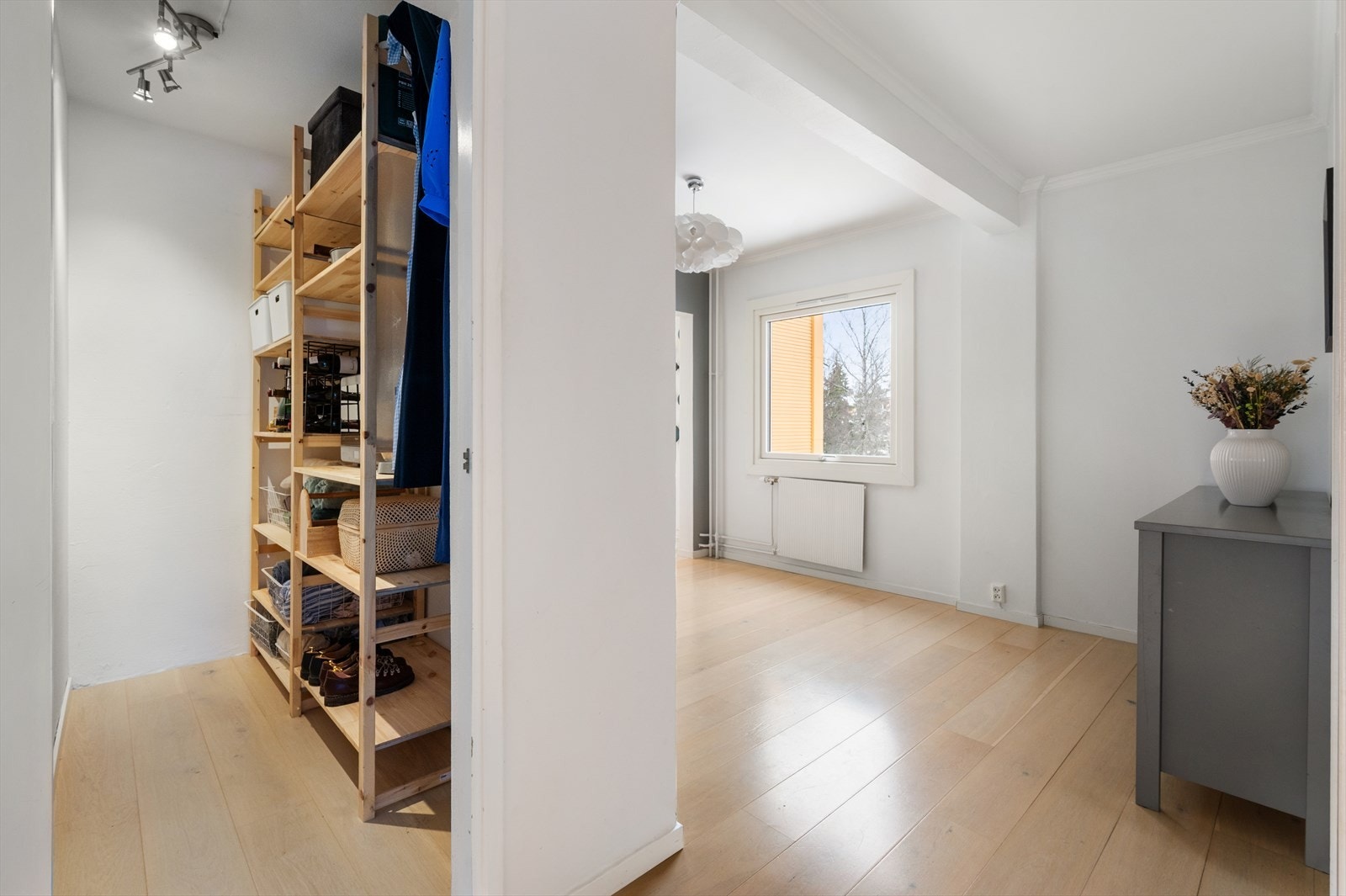 Boligen har en praktisk og romslig innvendig bod som gir svært gode oppbevaringsmuligheter. Boden egner seg godt til lagring av matvarer, sesongutstyr, sportsutstyr eller andre ting man ønsker å ha lett tilgjengelig i hverdagen. Den har også innlagt strøm Galleribilde